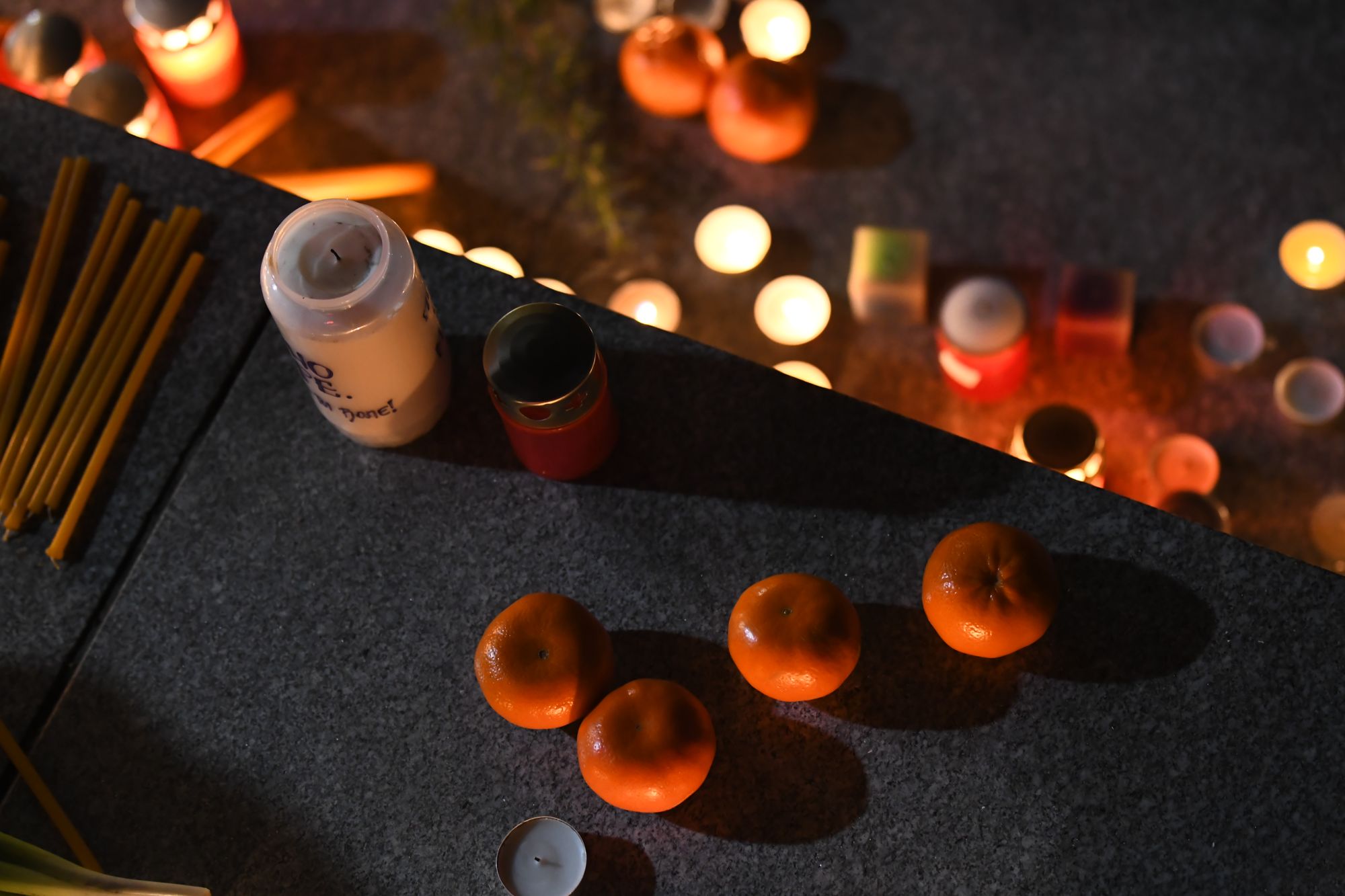 Beograd 20.02.2021. Trg Nikole Pašića, paljenje sveća za Đorđa Balašavića, Djordja Balaševića, Balašević Foto: Goran Srdanov/Nova.rs