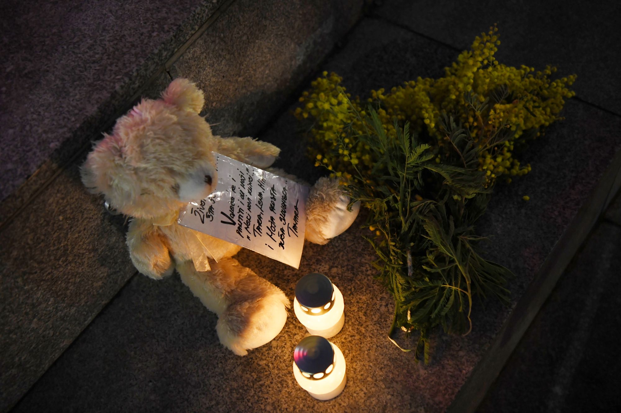 Beograd 20.02.2021. Trg Nikole Pašića, paljenje sveća za Đorđa Balašavića, Djordja Balaševića, Balašević Foto: Goran Srdanov/Nova.rs