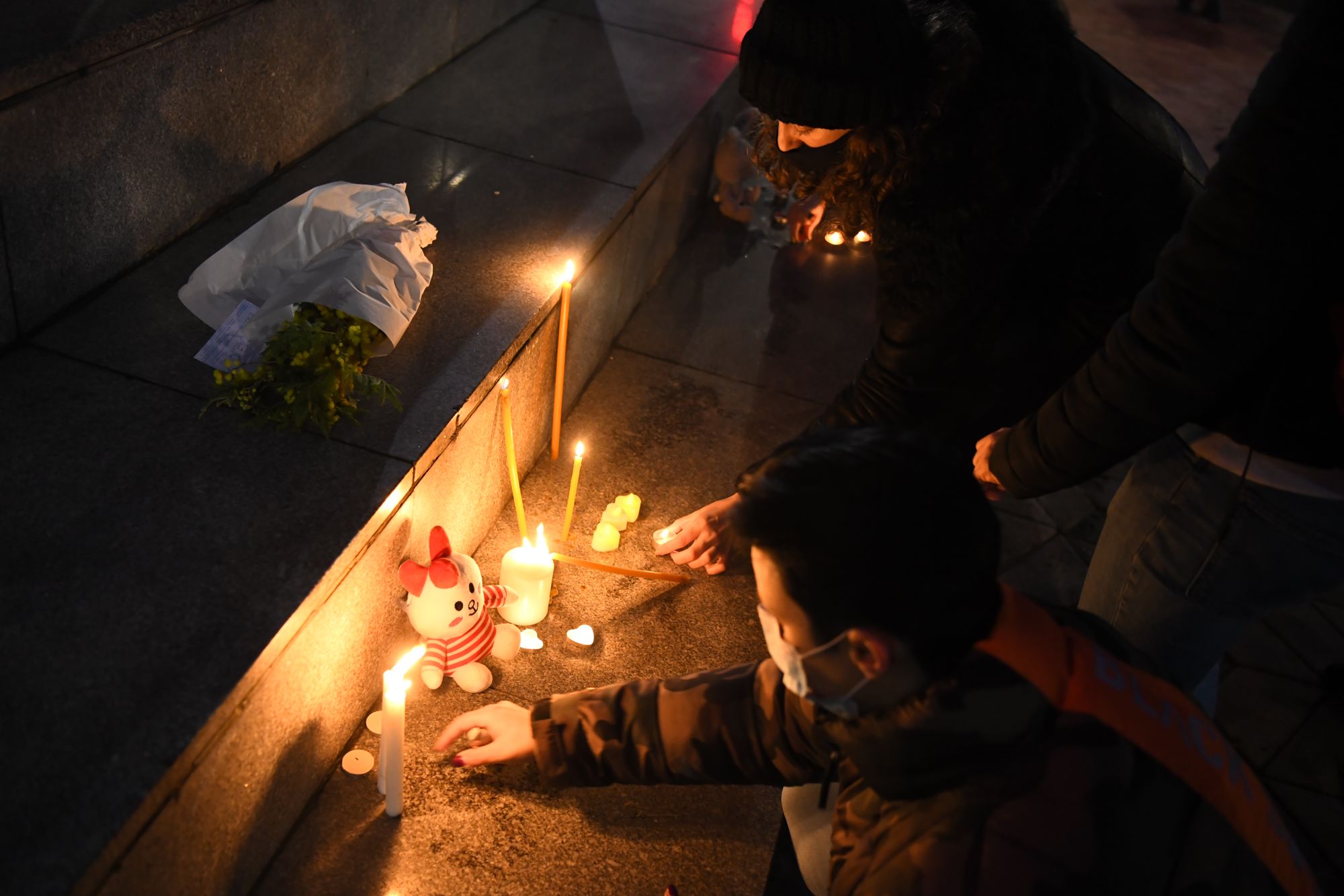 Beograd 20.02.2021. Trg Nikole Pašića, paljenje sveća za Đorđa Balašavića, Djordja Balaševića, Balašević Foto: Goran Srdanov/Nova.rs