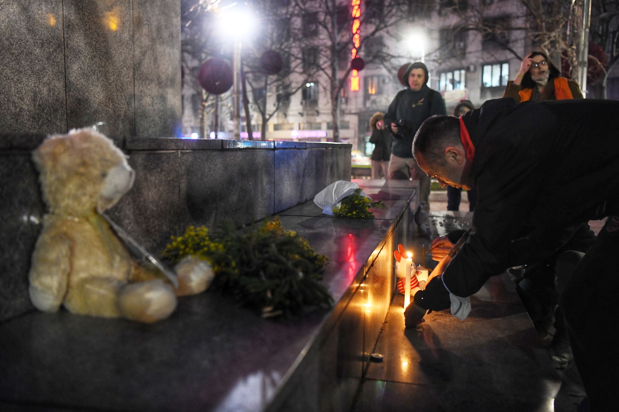 Beograd 20.02.2021. Trg Nikole Pašića, paljenje sveća za Đorđa Balašavića, Djordja Balaševića, Balašević Foto: Goran Srdanov/Nova.rs