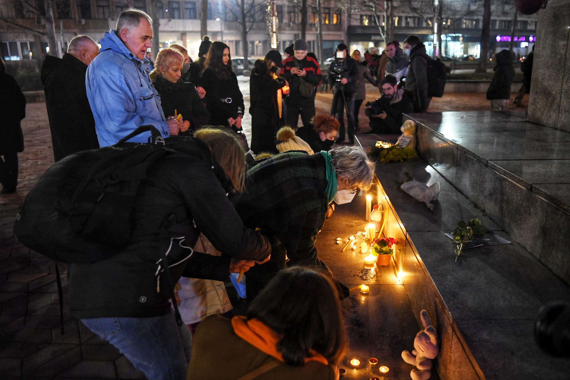 Beograd 20.02.2021. Trg Nikole Pašića, paljenje sveća za Đorđa Balašavića, Djordja Balaševića Foto: Goran Srdanov/Nova.rs