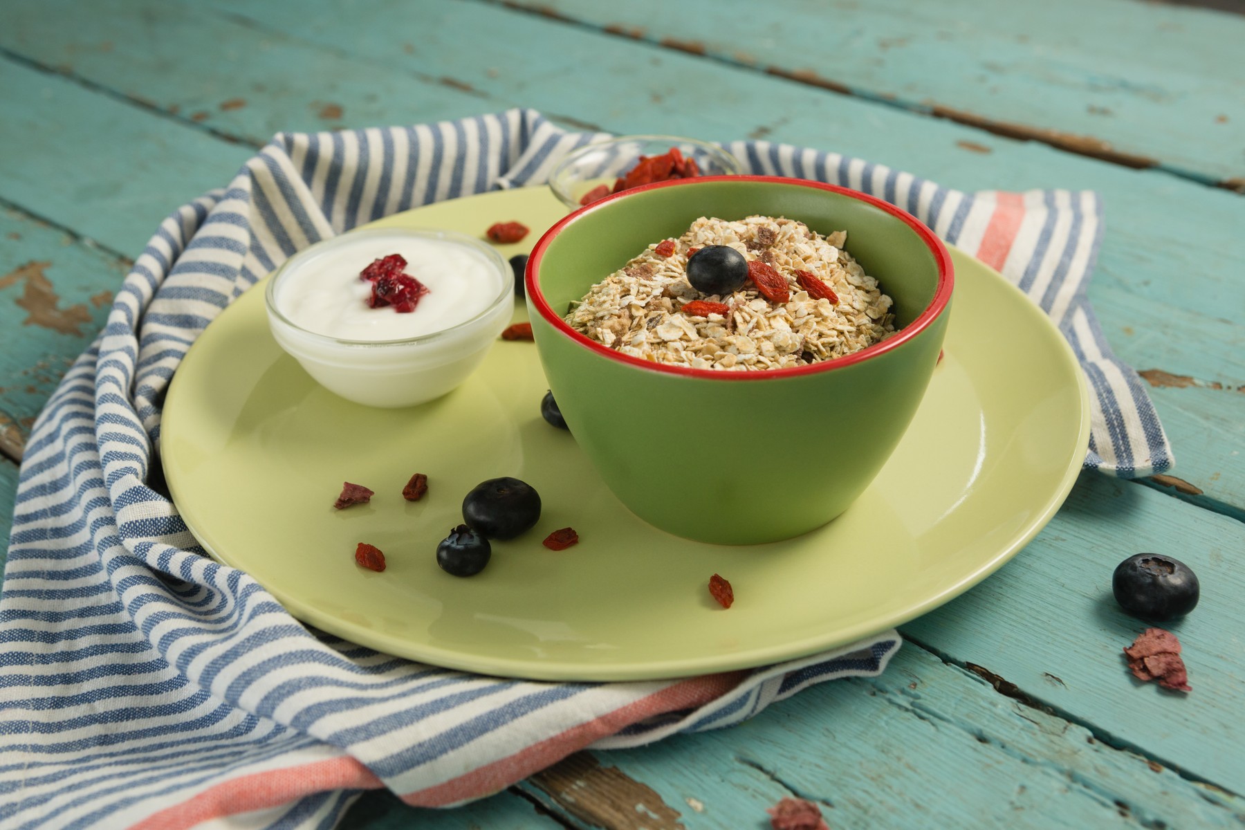 Close-up of oatmeal in bowl on a wooden table,Image: 348645300, License: Rights-managed, Restrictions: , Model Release: yes, Credit line: - / Wavebreak / Profimedia