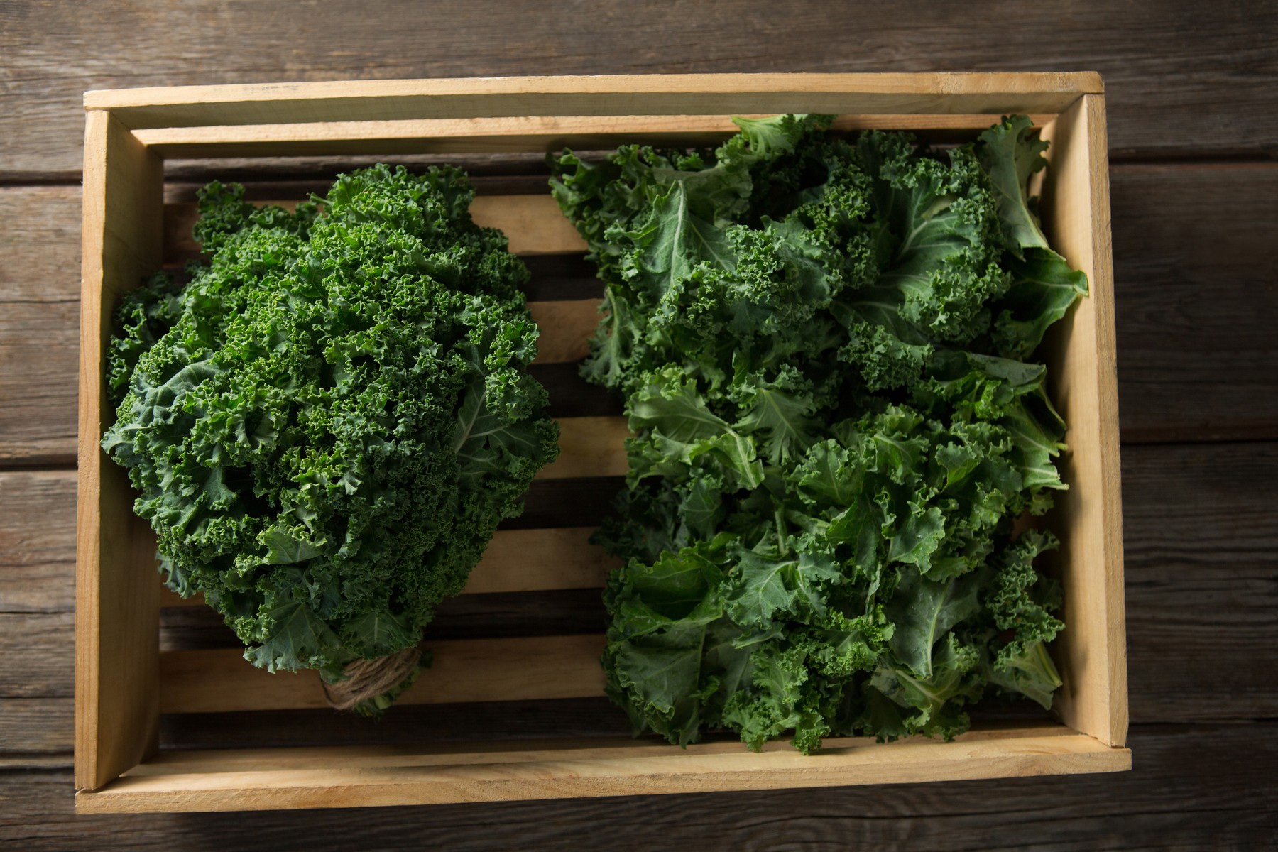 Overhead view of fresh kale in crate on wooden table,Image: 348620252, License: Rights-managed, Restrictions: , Model Release: yes, Credit line: - / Wavebreak / Profimedia