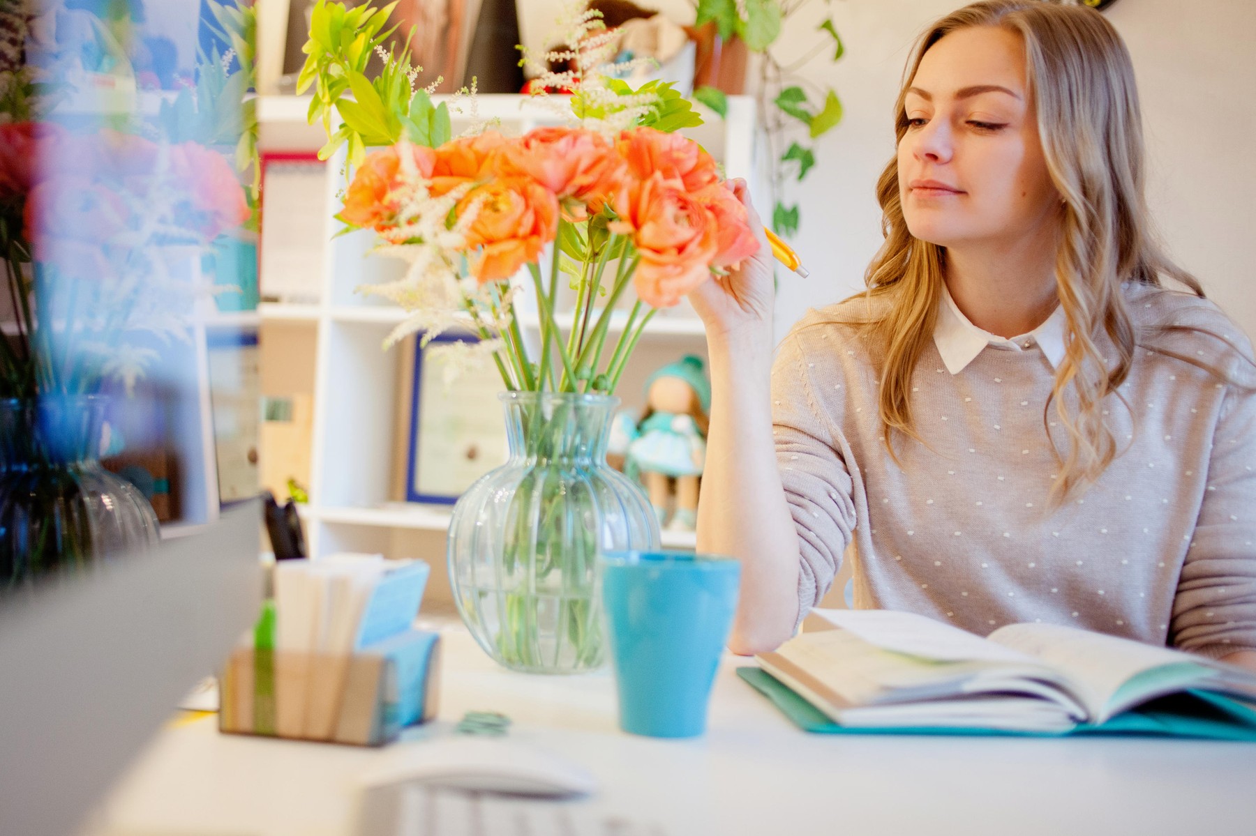 Young businesswoman sitting at desk and working.,Image: 323819908, License: Royalty-free, Restrictions: , Model Release: yes, Credit line: Yulia Koltyrina / Alamy / Alamy / Profimedia