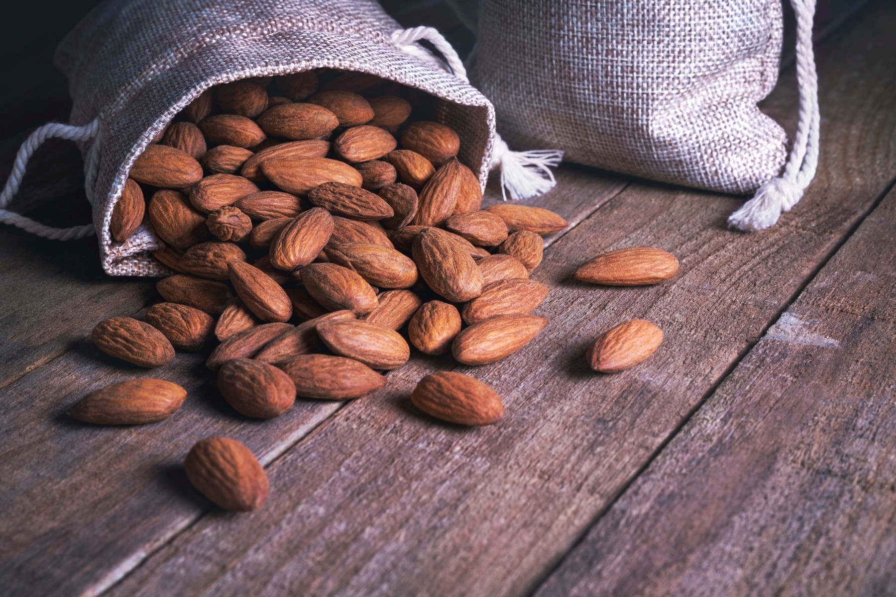 Almonds in hessian sack.,Image: 462750310, License: Royalty-free, Restrictions: , Model Release: no, Credit line: KTSDESIGN / Sciencephoto / Profimedia