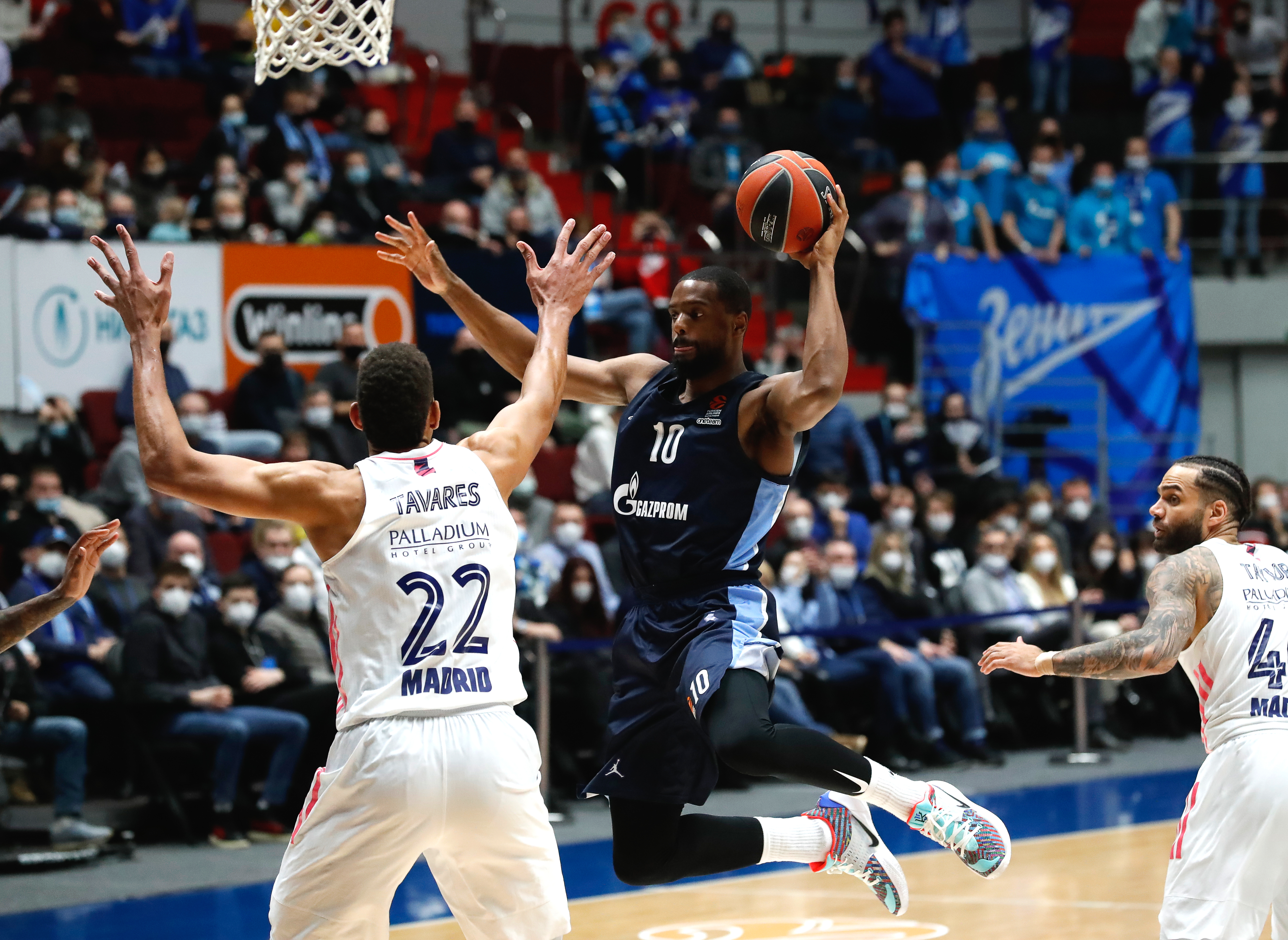 epa09051992 Walter Tavares (L) of Madrid in action against Will Thomas (C) of Zenit during the Euroleague basketball match between BC Zenit St. Petersburg and Real Madrid in St. Petersburg, Russia, 04 March 2021.  EPA-EFE/ANATOLY MALTSEV