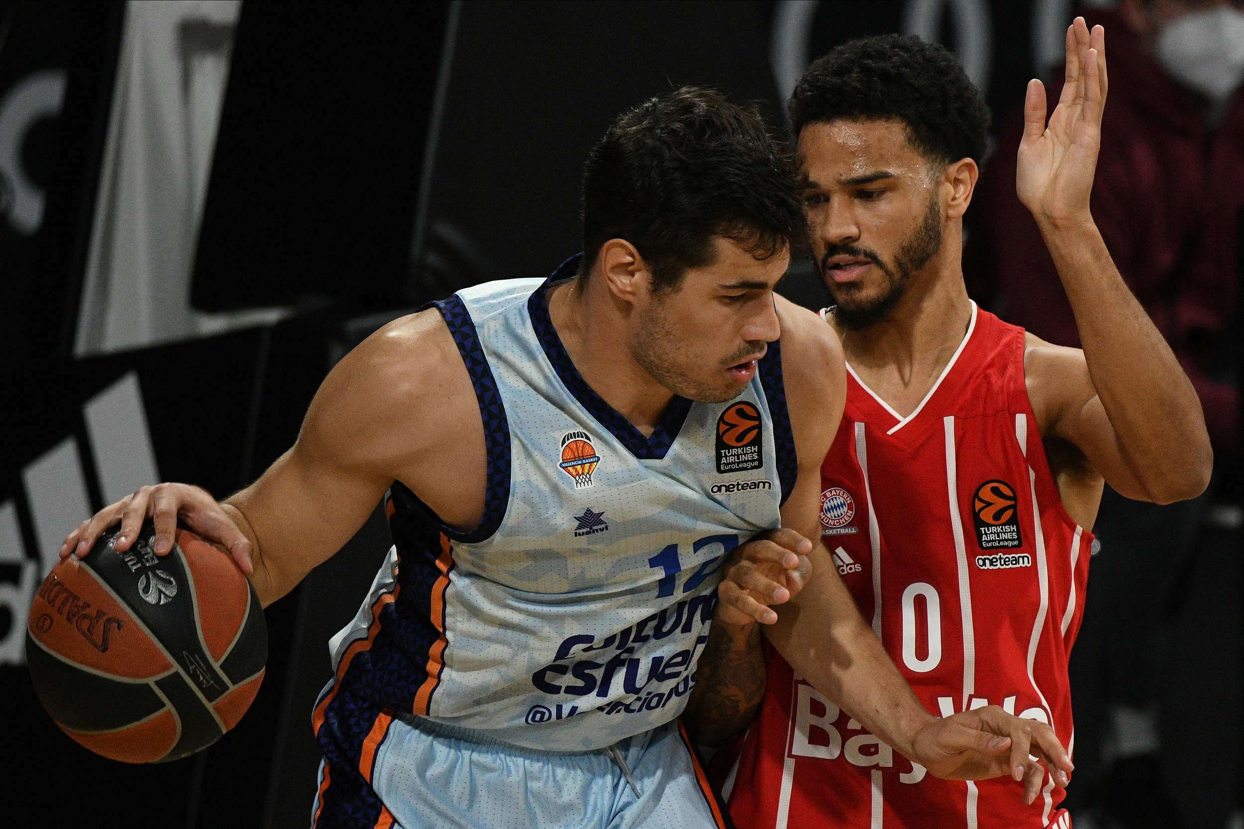 epa08818875 Munich's Nick Weiler-Babb (R) in action against Valencia's Nikola Kalinic during the Euroleague basketball match between Bayern Munich and Valencia Basket in Munich, Germany, 13 November 2020.  EPA-EFE/PHILIPP GUELLAND