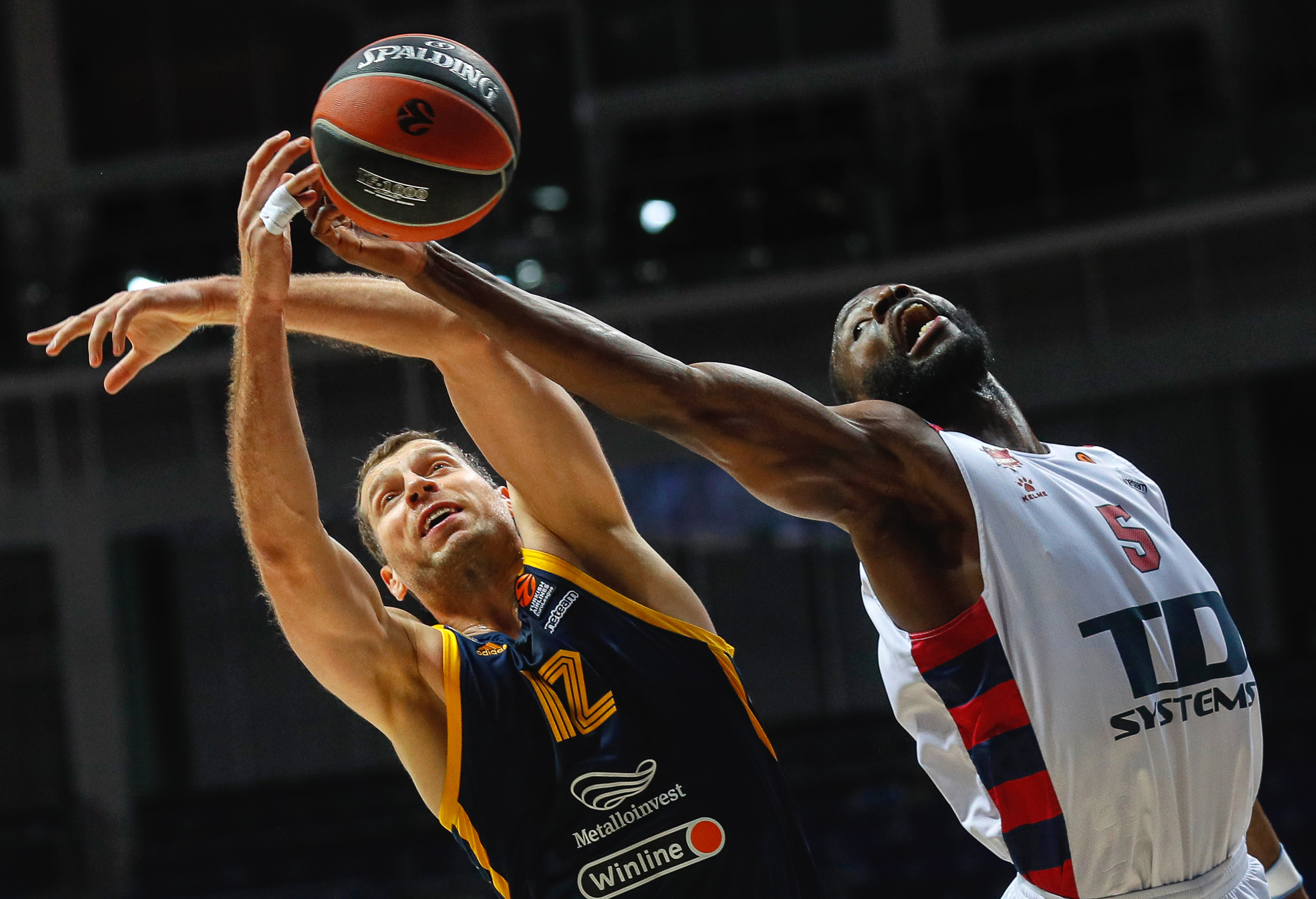 epa09021944 Sergey Monia (L) of Khimki in action against Tonye Jekiri (R) of Vitoria during the Euroleague basketball match between Khimki Moscow Region and TD Systems Baskonia Vitoria Gasteiz in Moscow, Russia, 18 February 2021.  EPA-EFE/SERGEI ILNITSKY
