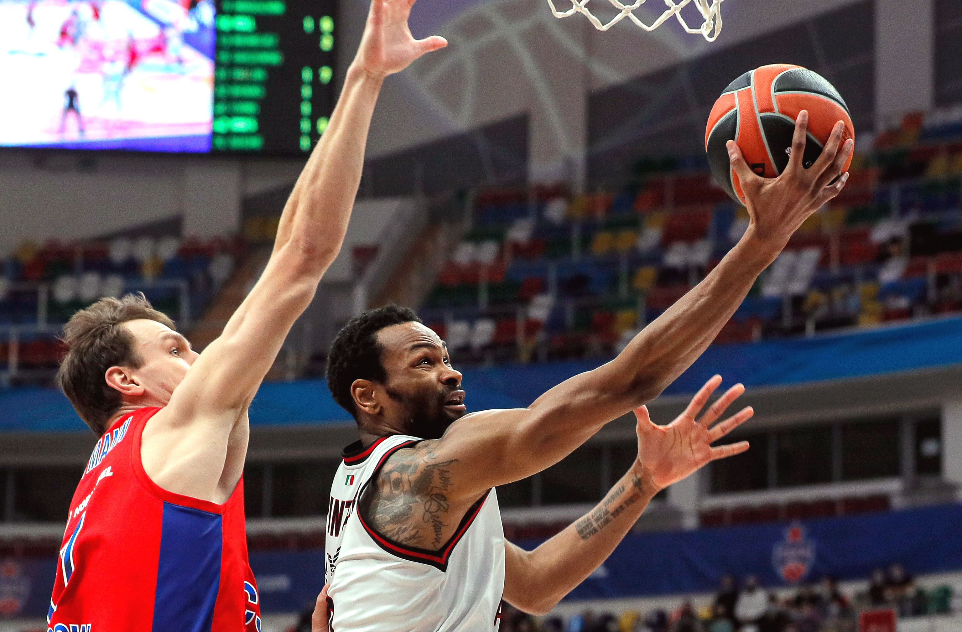 epa09068299 Johannes Voigtmann (L) of CSKA Moscow in action against Kevin Punter (R) of Milan during the Euroleague basketball match between CSKA Moscow and AX Armani Exchange Milan in Moscow, Russia, 11 March 2021.  EPA-EFE/SERGEI ILNITSKY