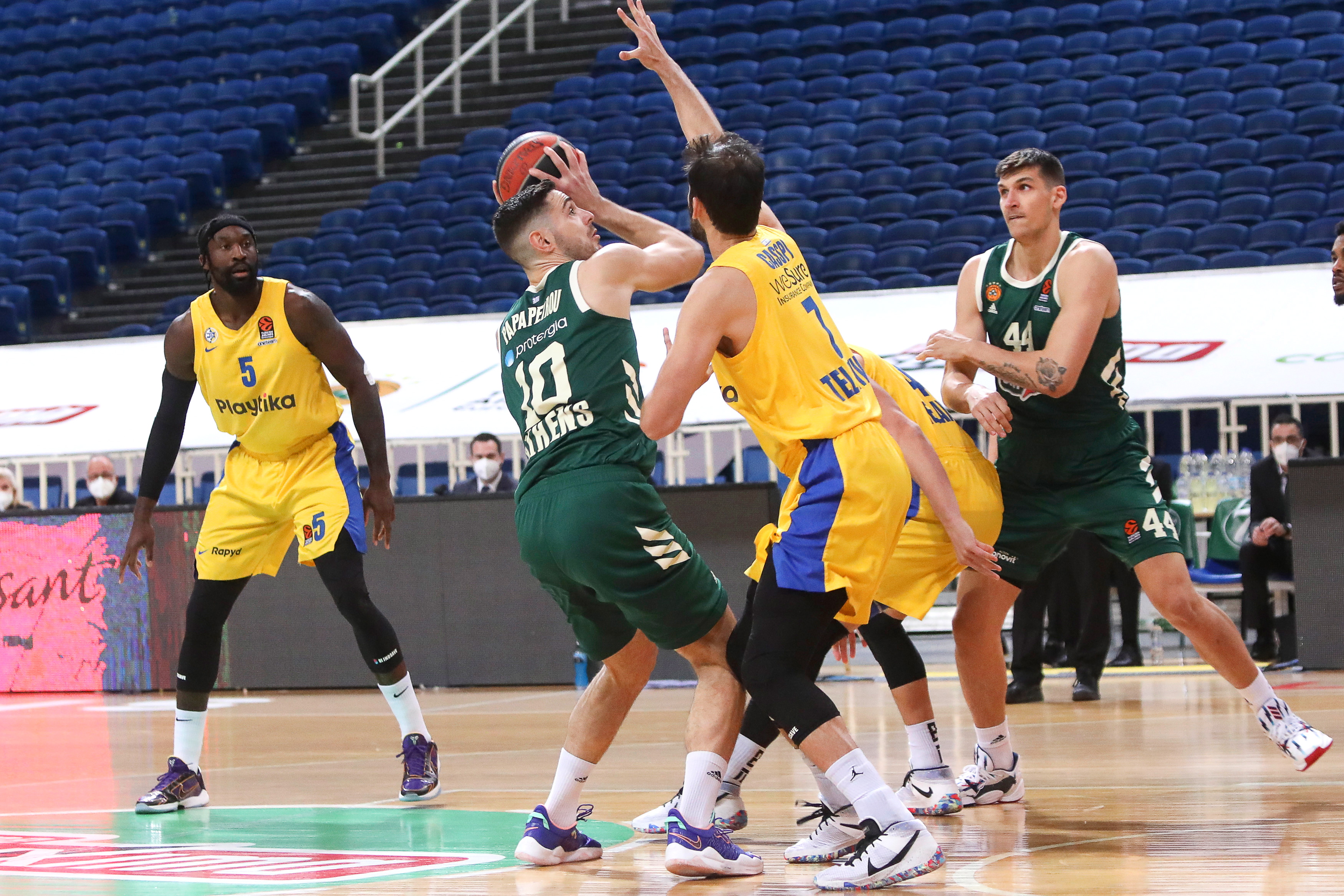 epa09068593 Ioannis Papapetrou (C-L) of Panathinaikos in action against Omri Caspi (C-R) of Tel Aviv during the Euroleague basketball match between Panathinaikos Athens and Maccabi Tel Aviv in Athens, Greece, 11 March 2021.  EPA-EFE/PETE ANDREOU