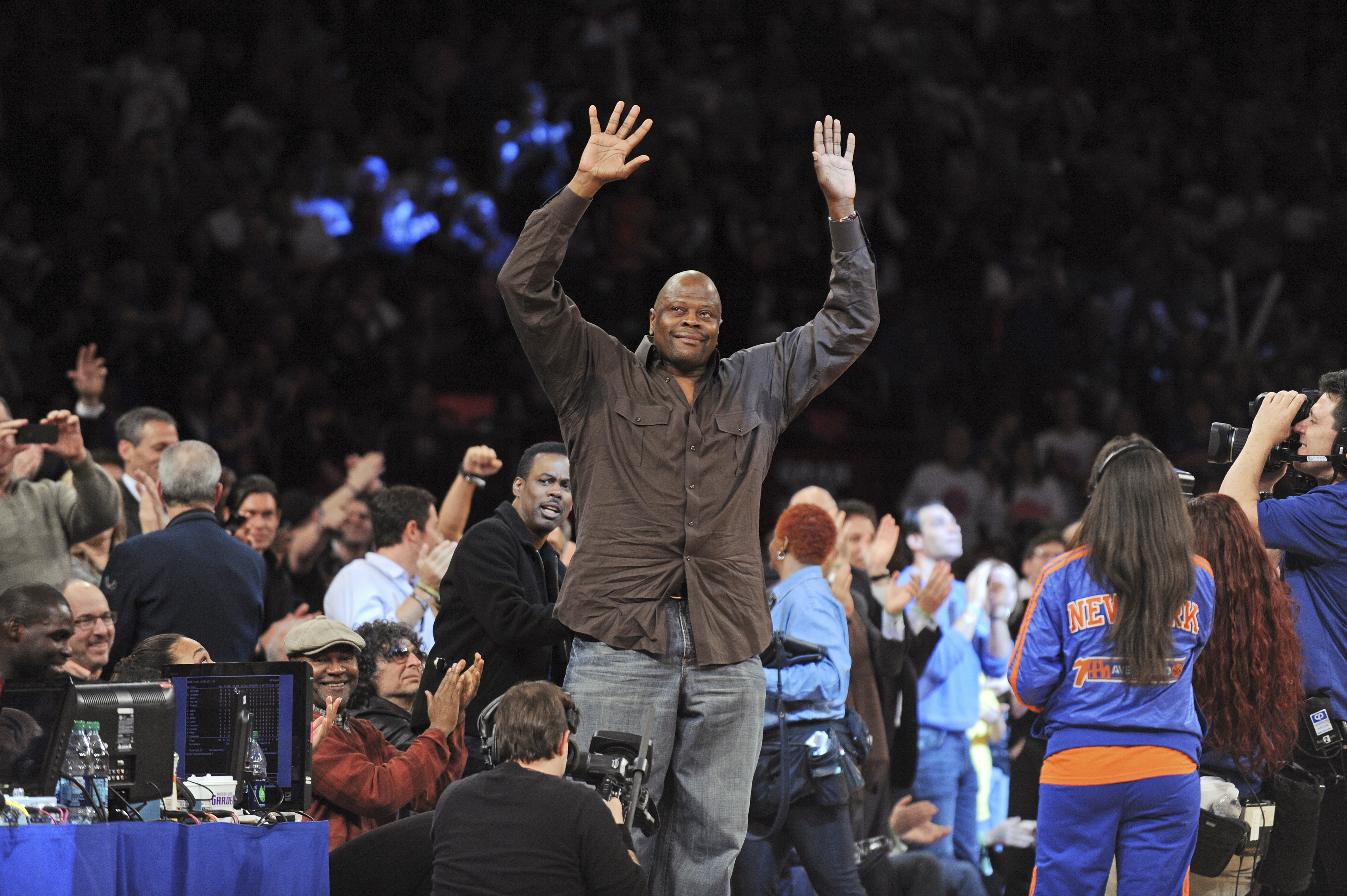 epa03643102 Former New York Knick Patrick Ewing (C) waves to the crowd during the New York Knicks vs Memphis Grizzlies, NBA basketball game at Madison Square Garden, in New York, USA, 27 March 2013.  EPA/PETER FOLEY CORBIS OUT
