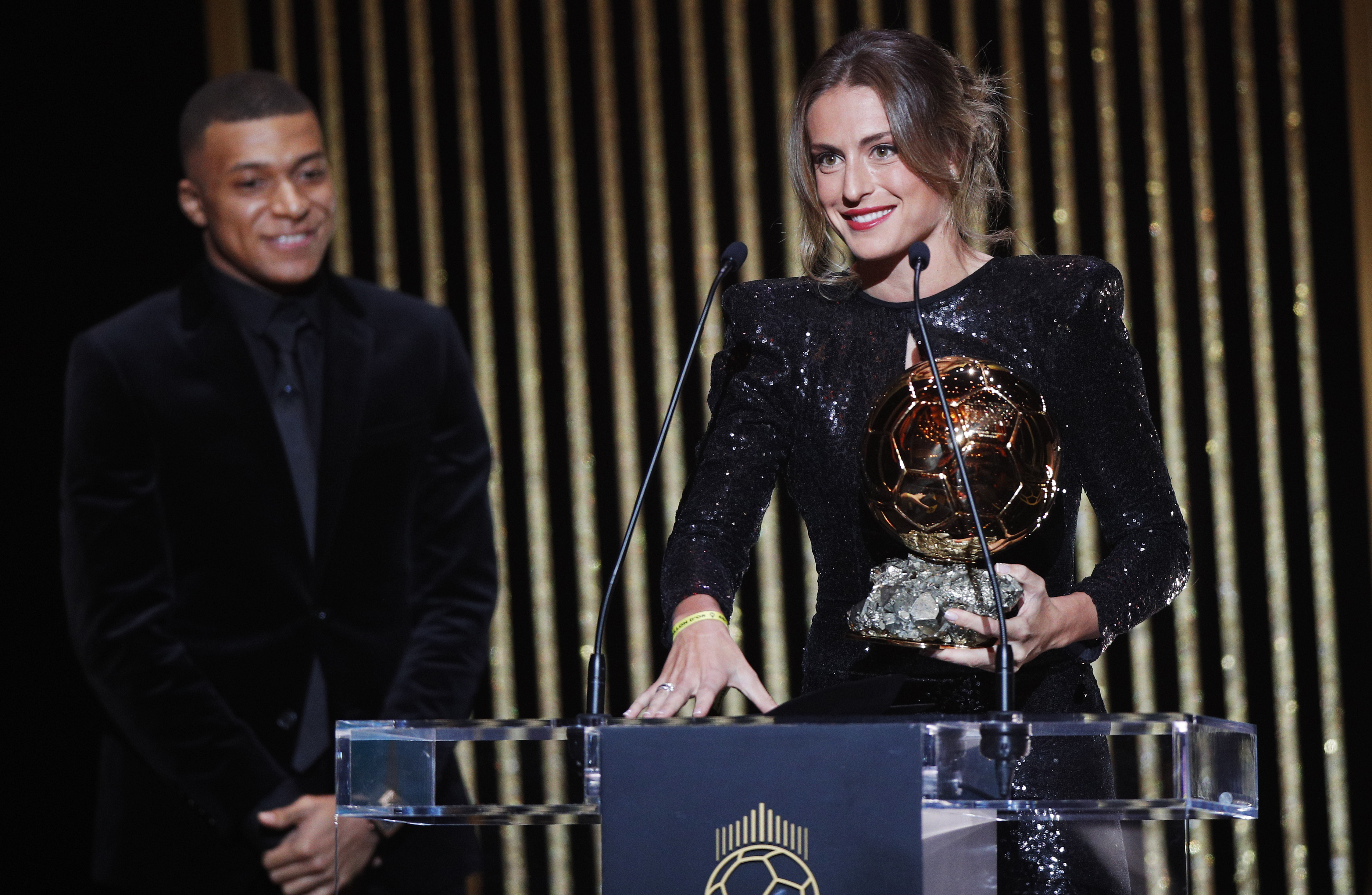 epa09611608 Barcelona player Alexia Putellas wins the Women's Ballon d'Or during the 2021 Ballon d'Or ceremony at Theatre du Chatelet in Paris, France, 29 November 2021.  EPA-EFE/YOAN VALAT