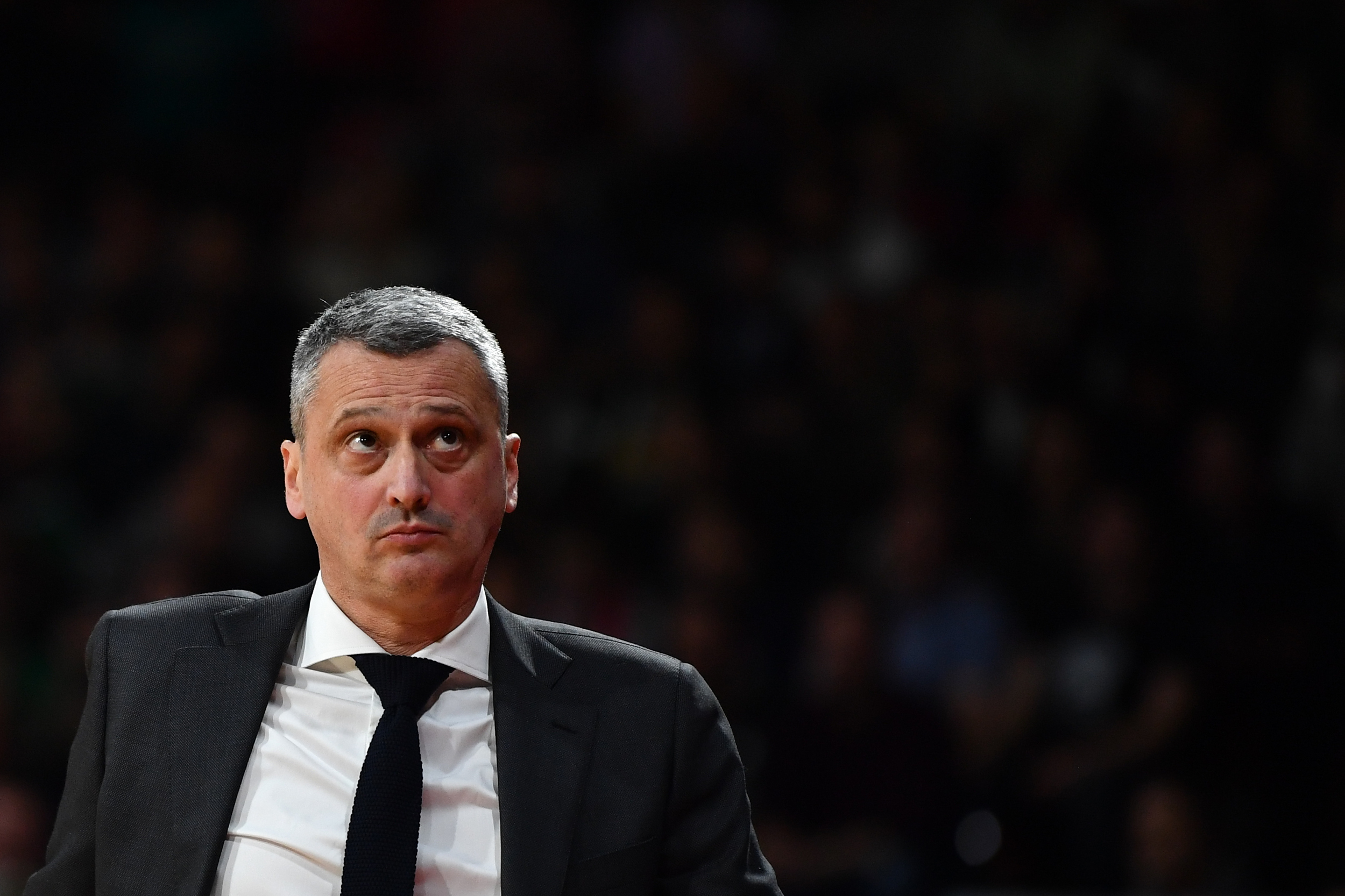 epa08017883 Munich's head coach Dejan Radonjic reacts during the Euroleague basketball match between Bayern Munich and Panathinaikos Athens in Munich, Germany, 22 November 2019.  EPA-EFE/PHILIPP GUELLAND