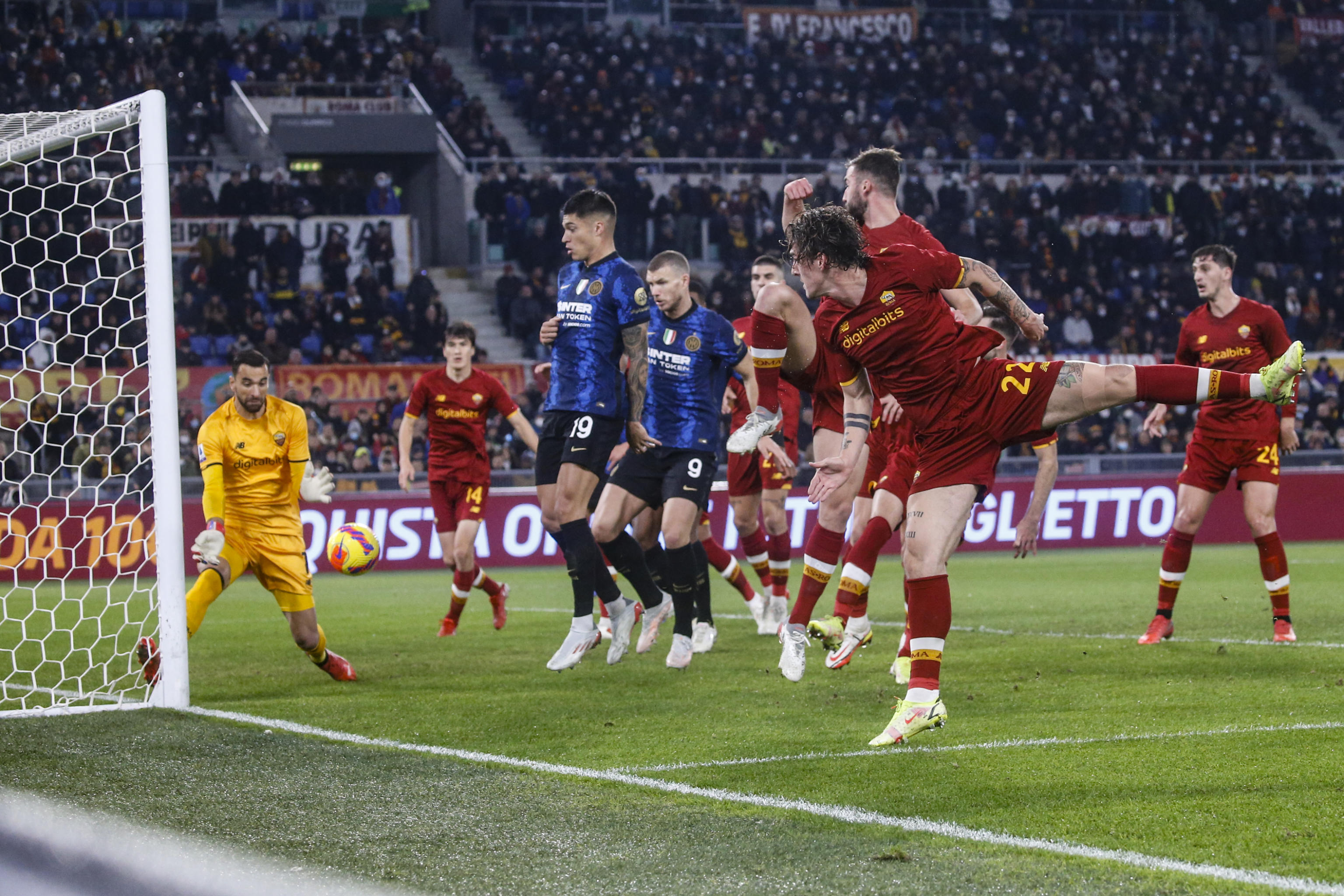 epa09621679 Roma's goalkeeper Rui Patricio (L) concedes the opening goal during the Italian Serie A soccer match between AS Roma and FC Inter at the Olimpico stadium in Rome, Italy, 04 December 2021.  EPA-EFE/FABIO FRUSTACI