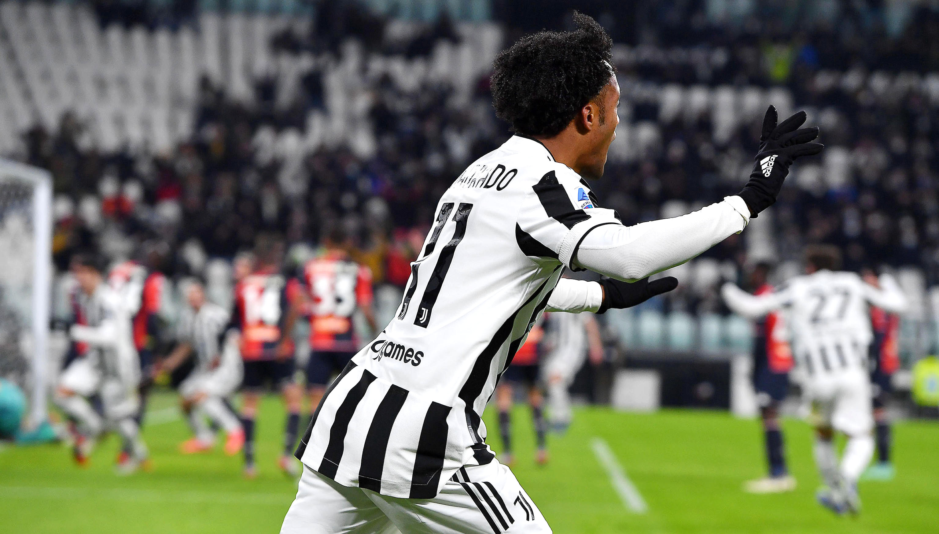 epa09624622 Juventus' Juan Cuadrado celebrates after scoring the 1-0 lead during the Italian Serie A soccer match between Juventus FC and Genoa FC in Turin, Italy, 05 December 2021.  EPA-EFE/ALESSANDRO DI MARCO