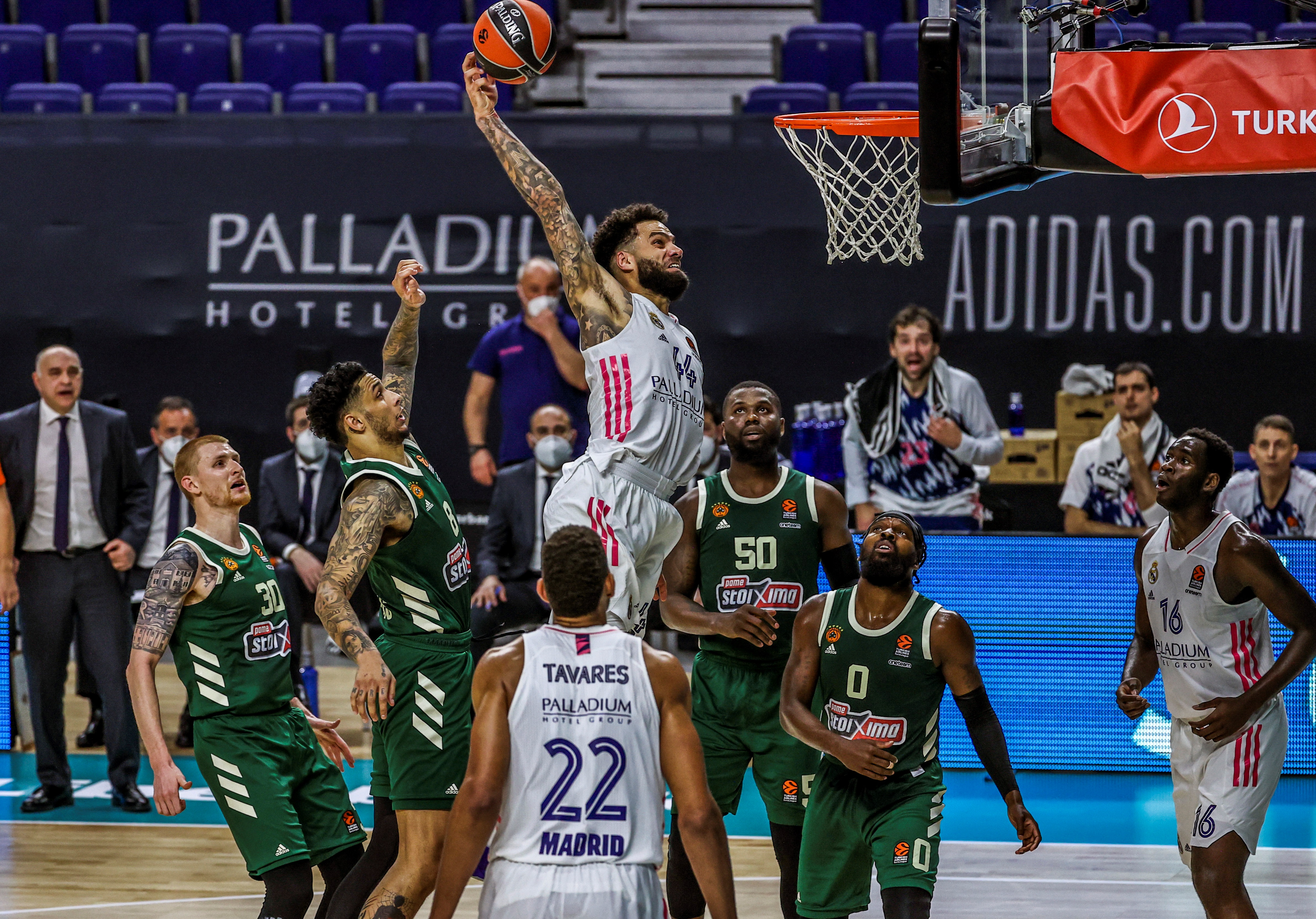 epa08969809 Real Madrid's Jeff Taylor (C) in action against Panathinaikos OPAP's Zach Auguste (2-L) during a Euroleague basketball match between Real Madrid and Panathinaikos OPAP at Wizink Center in Madrid, Spain, 27 January 2021.  EPA-EFE/JuanJo Martin