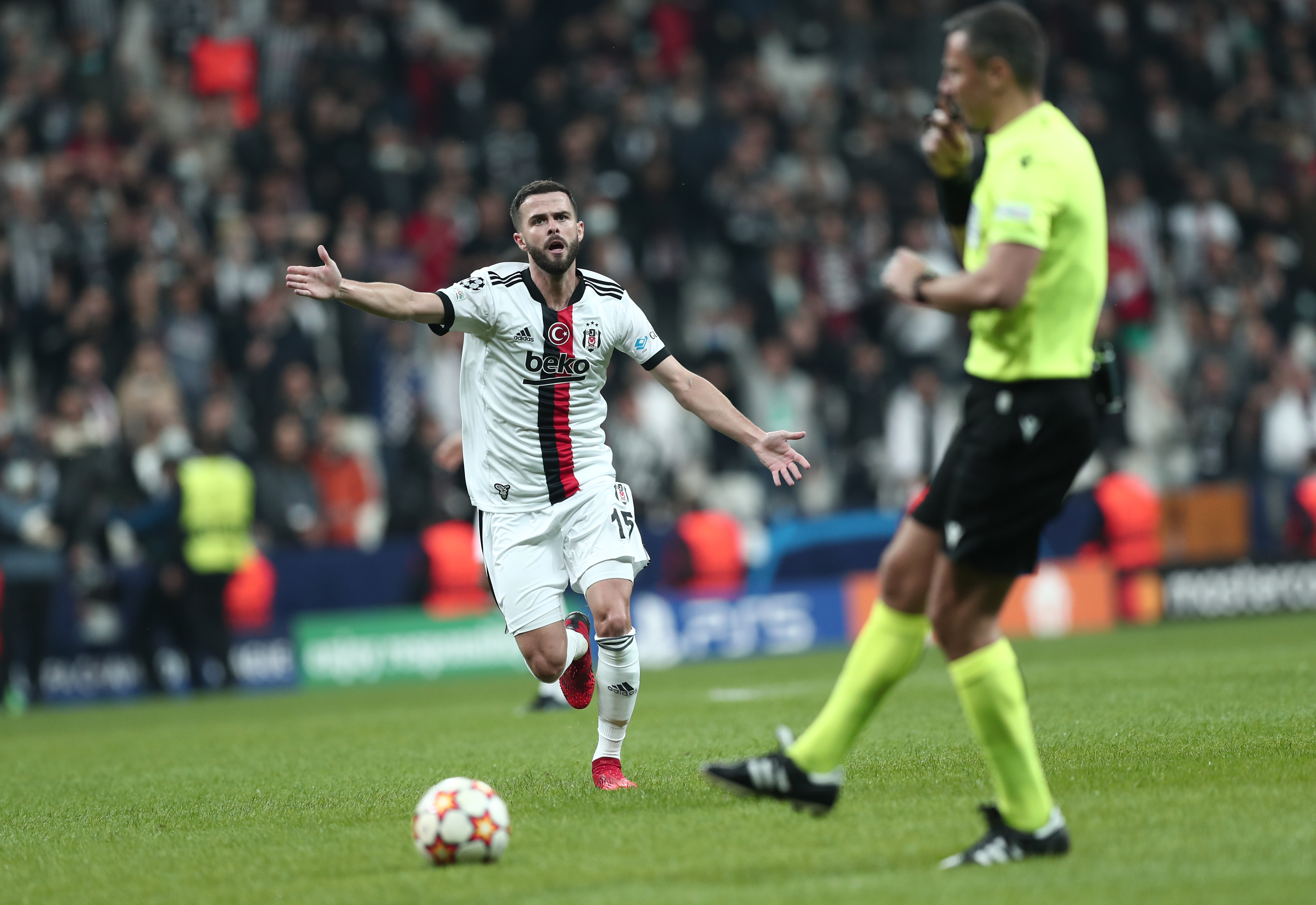 epa09532619 Miralem Pjanic (L) of Besiktas argue with Slovenian referee Slavko Vincic (R) during the UEFA Champions League group C soccer match between Besiktas Istanbul and Sporting Lisbon in Istanbul, Turkey, 19 October 2021.  EPA-EFE/Sedat Suna