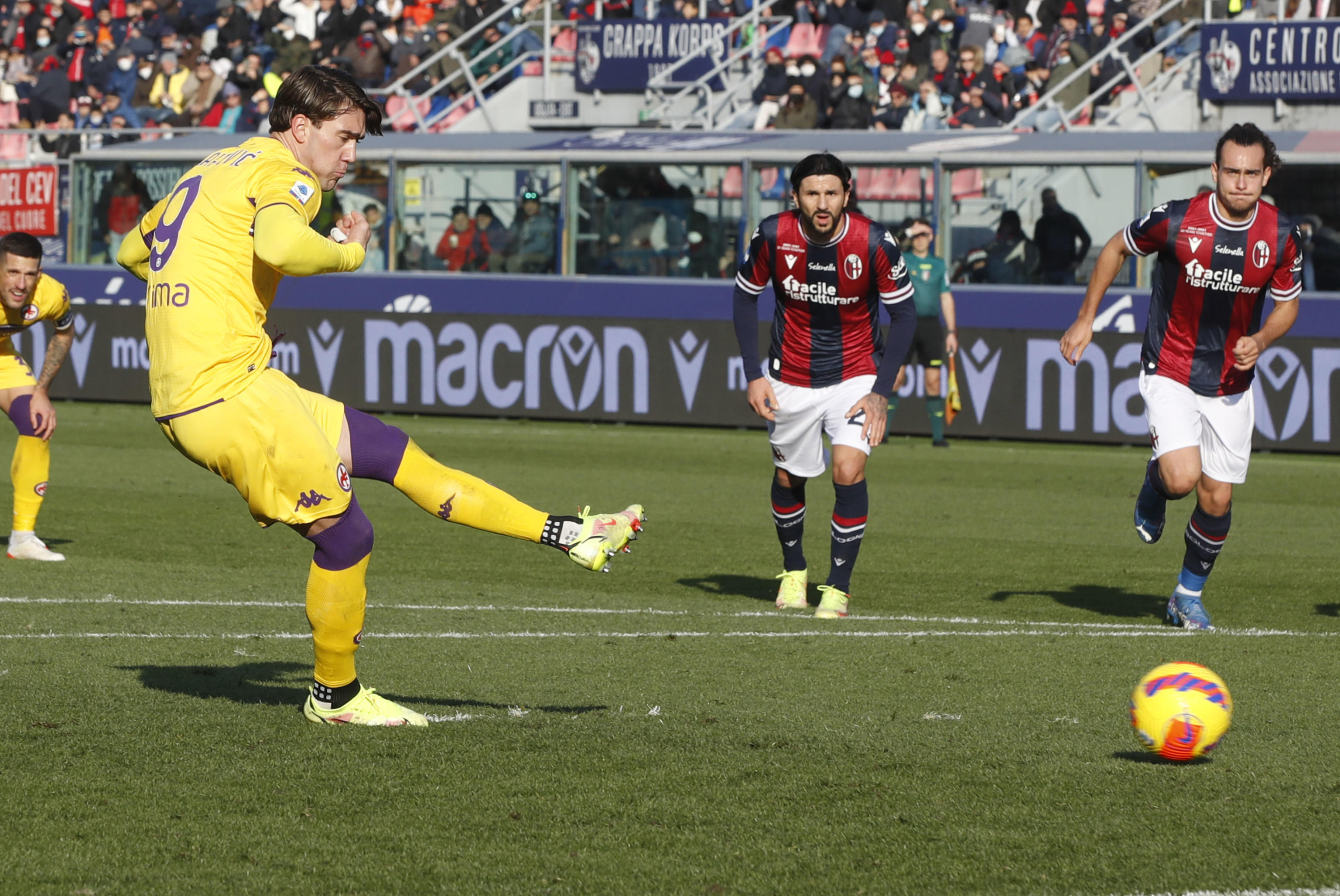 epa09623342 Fiorentina's Dusan Vlahovic (L) scores the 1-3 goal on penalty during the Italian Serie A soccer match Bologna FC vs ACF Fiorentina at Renato Dall'Ara stadium in Bologna, Italy, 05 December 2021.  EPA-EFE/ELISABETTA BARACCHI