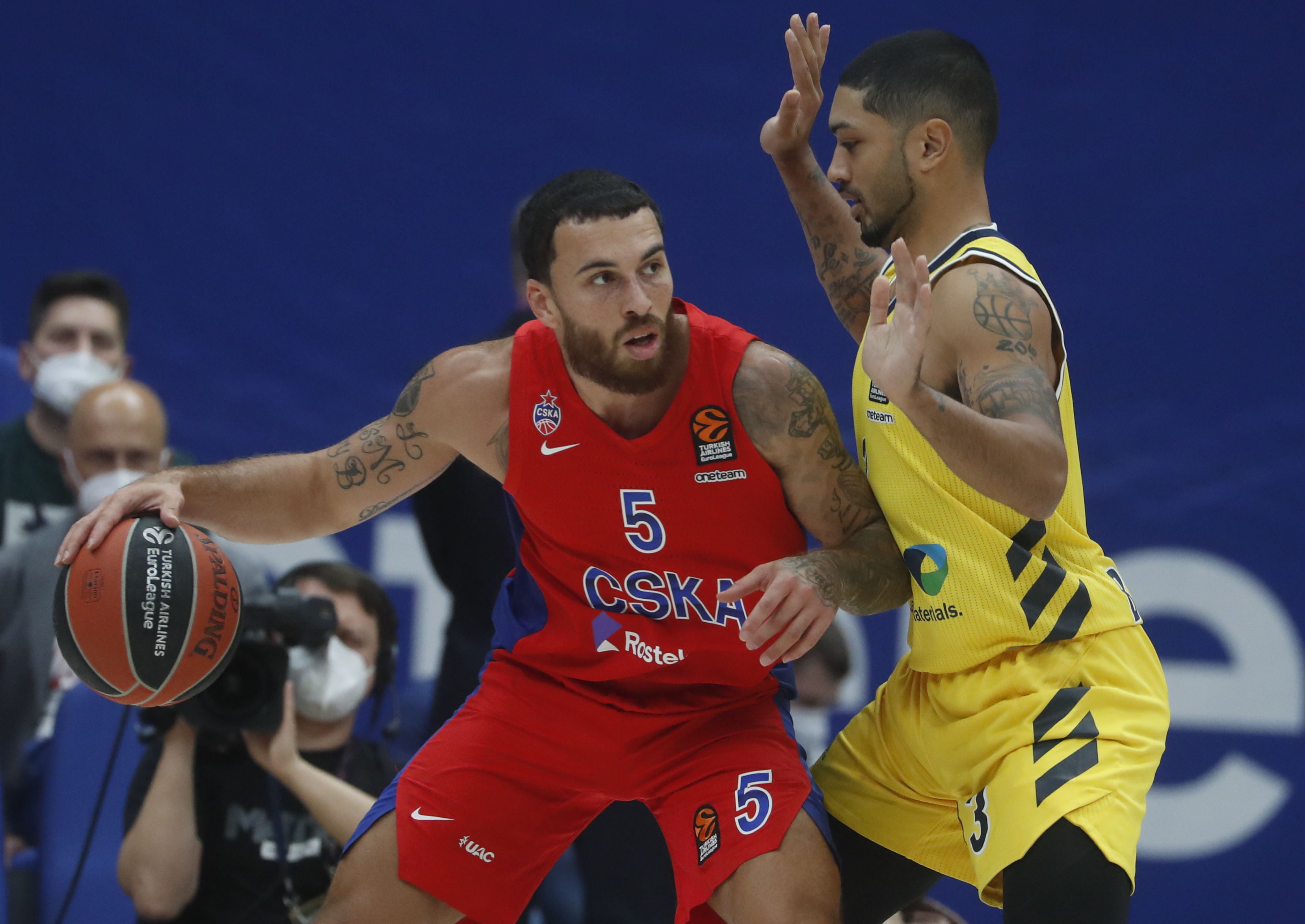 epa08751254 Mike James (L) of CSKA Moscow in action against Peyton Siva (R) of Alba Berlin during the Euroleague basketball match between CSKA Moscow and Alba Berlin in Moscow, Russia, 16 October 2020.  EPA-EFE/SERGEI ILNITSKY
