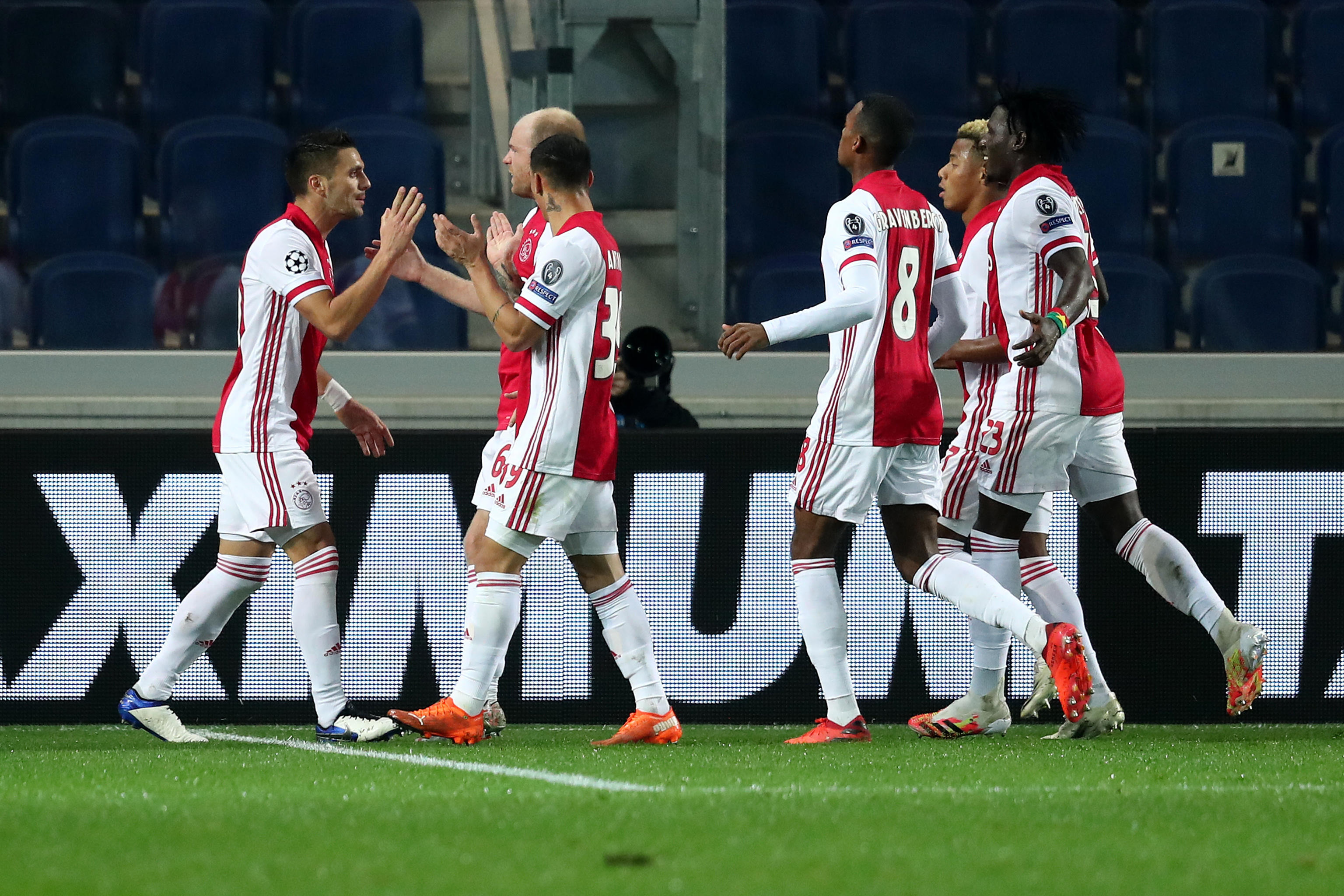 epa08778993 Ajax's Dusan Tadic (L) celebrates with teammates after scoring the first goal for his team during the UEFA Champions League Group D soccer match Atalanta BC vs Ajax at Gewiss Stadium in Bergamo, Italy, 27 October 2020.  EPA-EFE/PAOLO MAGNI