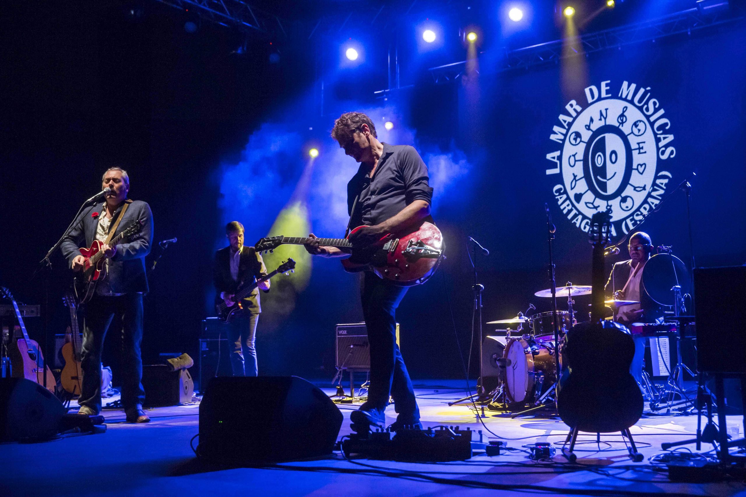 epa05437324 British band 'Tindersticks' performs on stage during the 'Mar de Musicas' Festival concert held at the Torres Park in Cartagena, Murcia, southern Spain, 22 July 2016.  EPA/MARCIAL GUILLEN