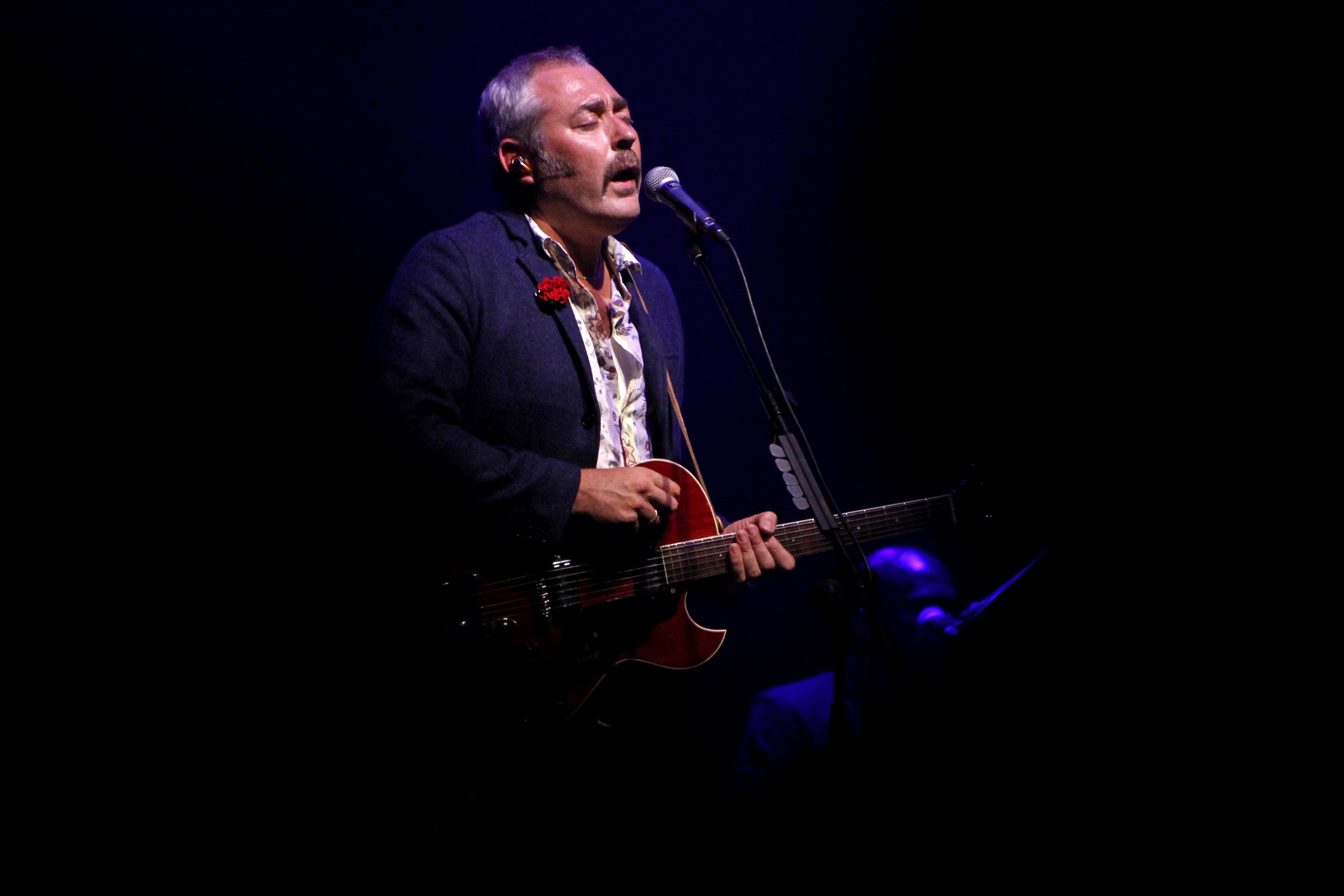 epa05435707 British band 'Tindersticks' singer Stuart A. Staples performs on stage during the Summers Village concert held at the Circo Price theatre in Madrid, Spain, 21 July 2016.  EPA/JAVIER LOPEZ