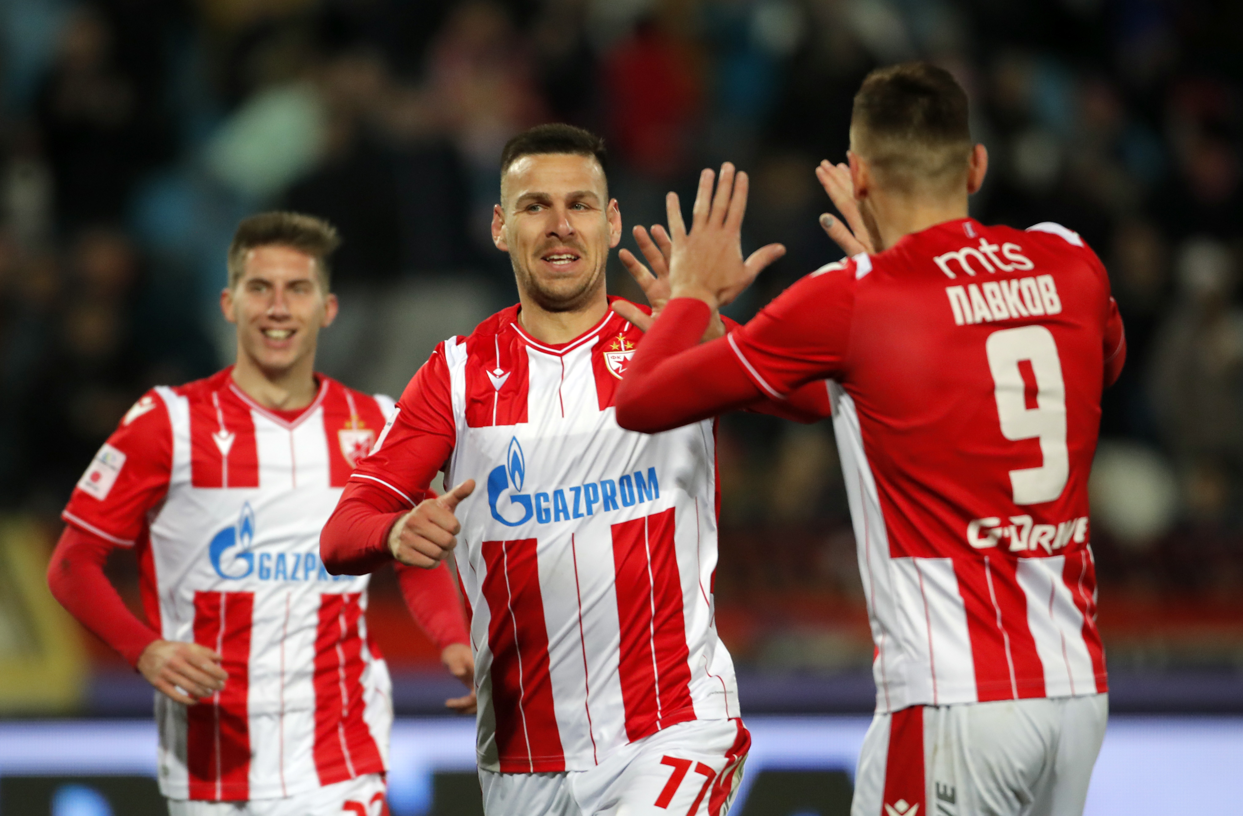 Crvena zvezda - Vojvodina
Marko Gobeljić proslavlja gol sa Milanom Pavkovim i Veljkom Nikolićem, Foto: Pedja Milosavljevic / STARSPORT