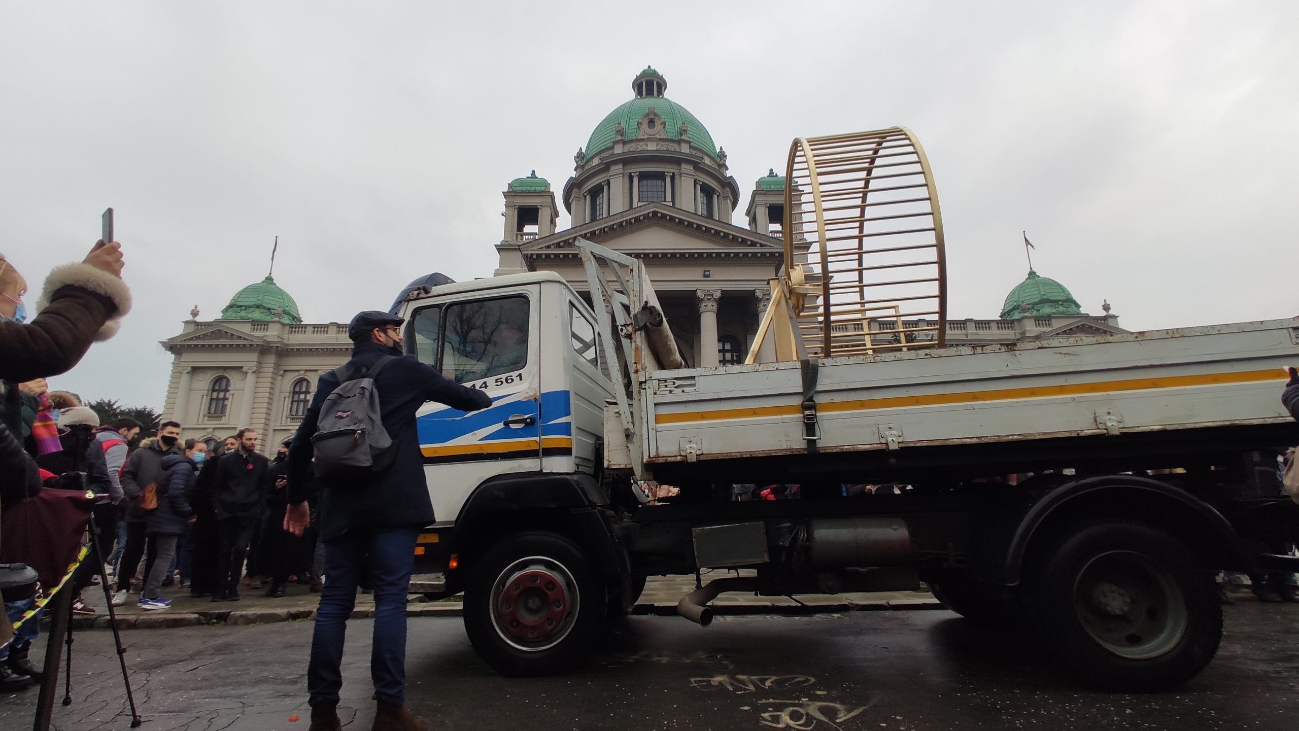 Beograd 21.03.2021. Pijanista, Andrej Josifovski, performans, Skupština Srbije, skulptura Foto: Filip Krainčanić/Nova.rs