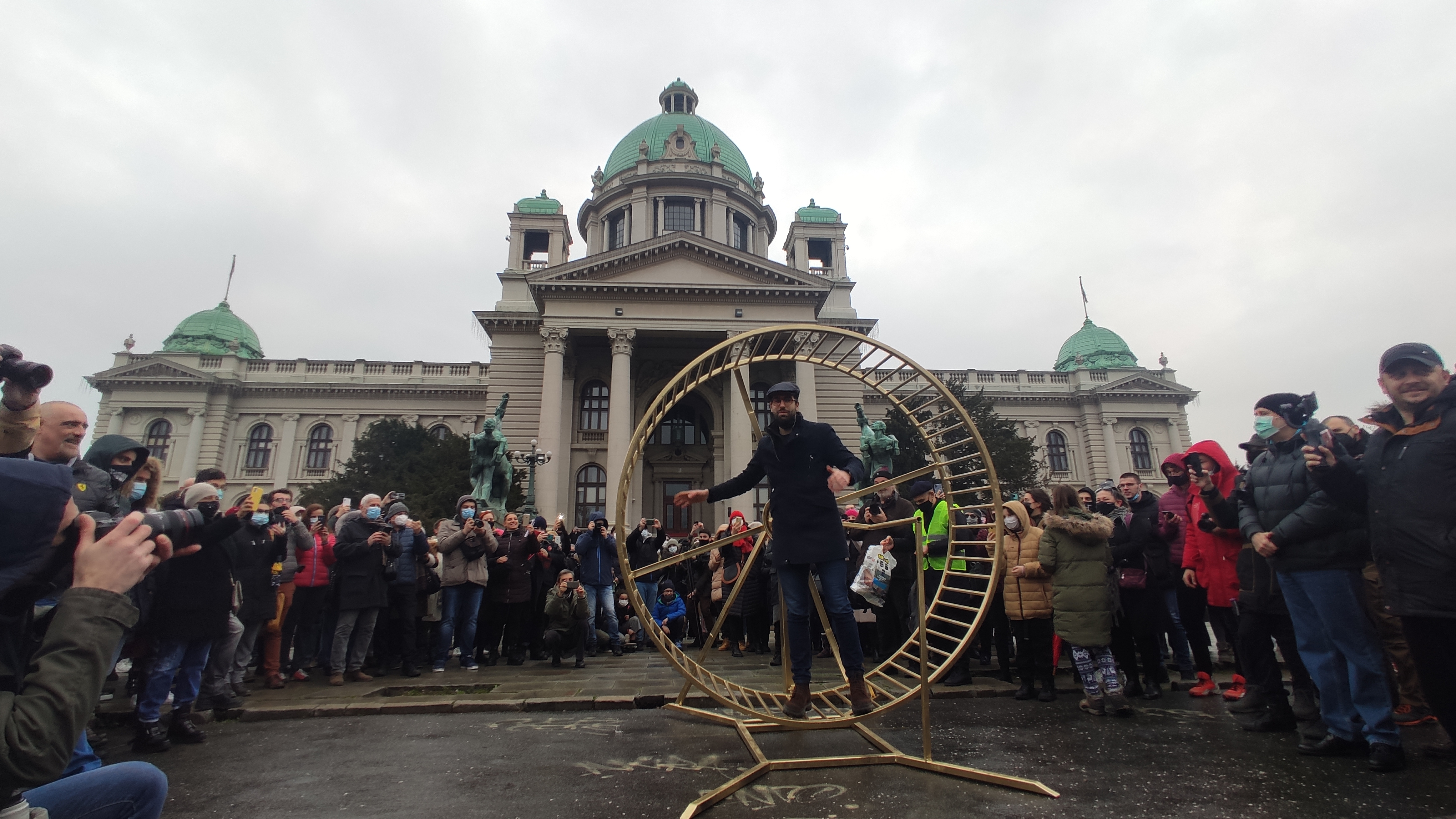 Beograd 21.03.2021. Pijanista, Andrej Josifovski, performans, Skupština Srbije, skulptura Foto: Filip Krainčanić/Nova.rs