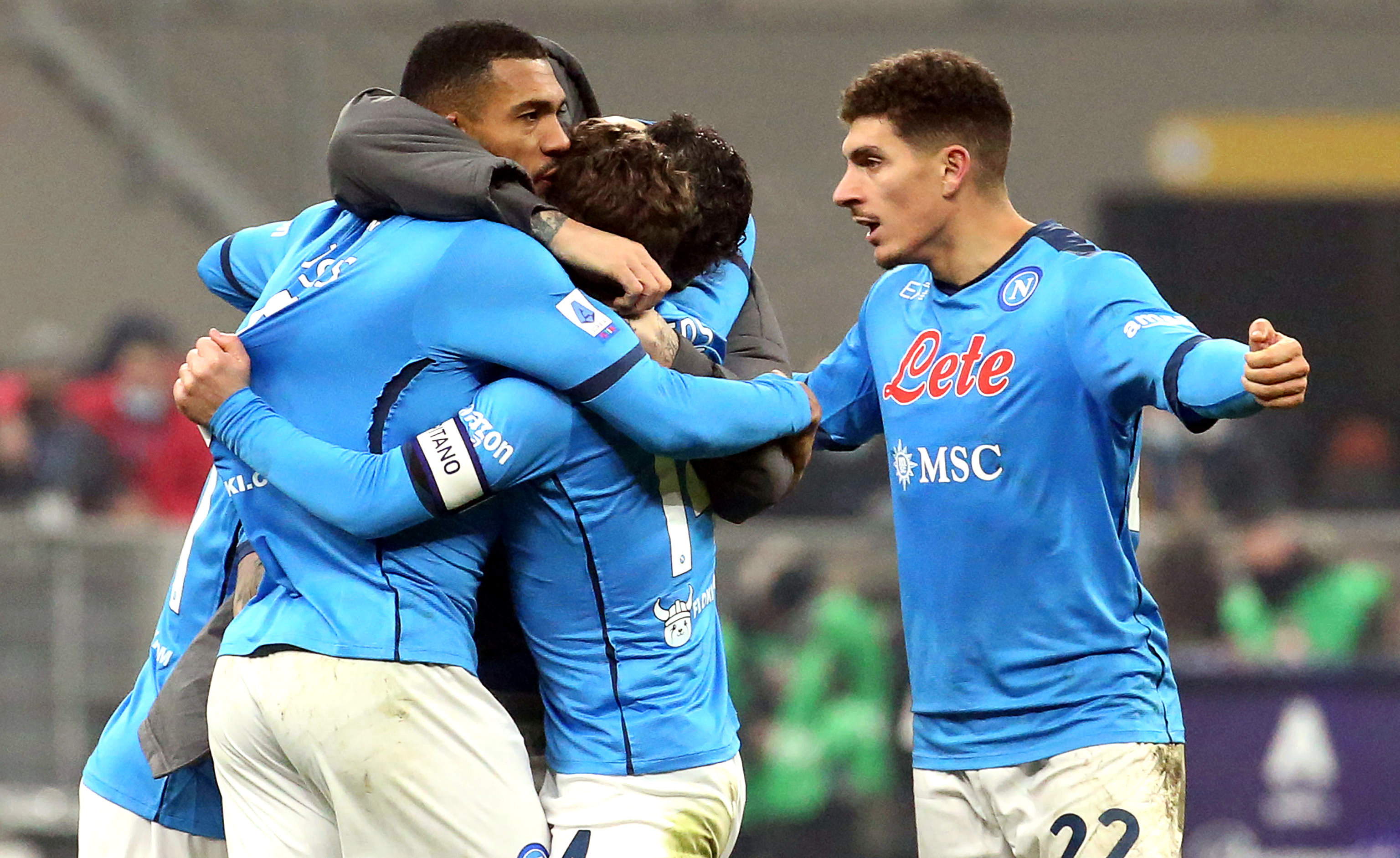 epa09651037 Napoli players celebrate after winning the Italian Serie A soccer match between AC Milan and SSC Napoli in Milan, Italy, 19 December 2021.  EPA-EFE/MATTEO BAZZI
