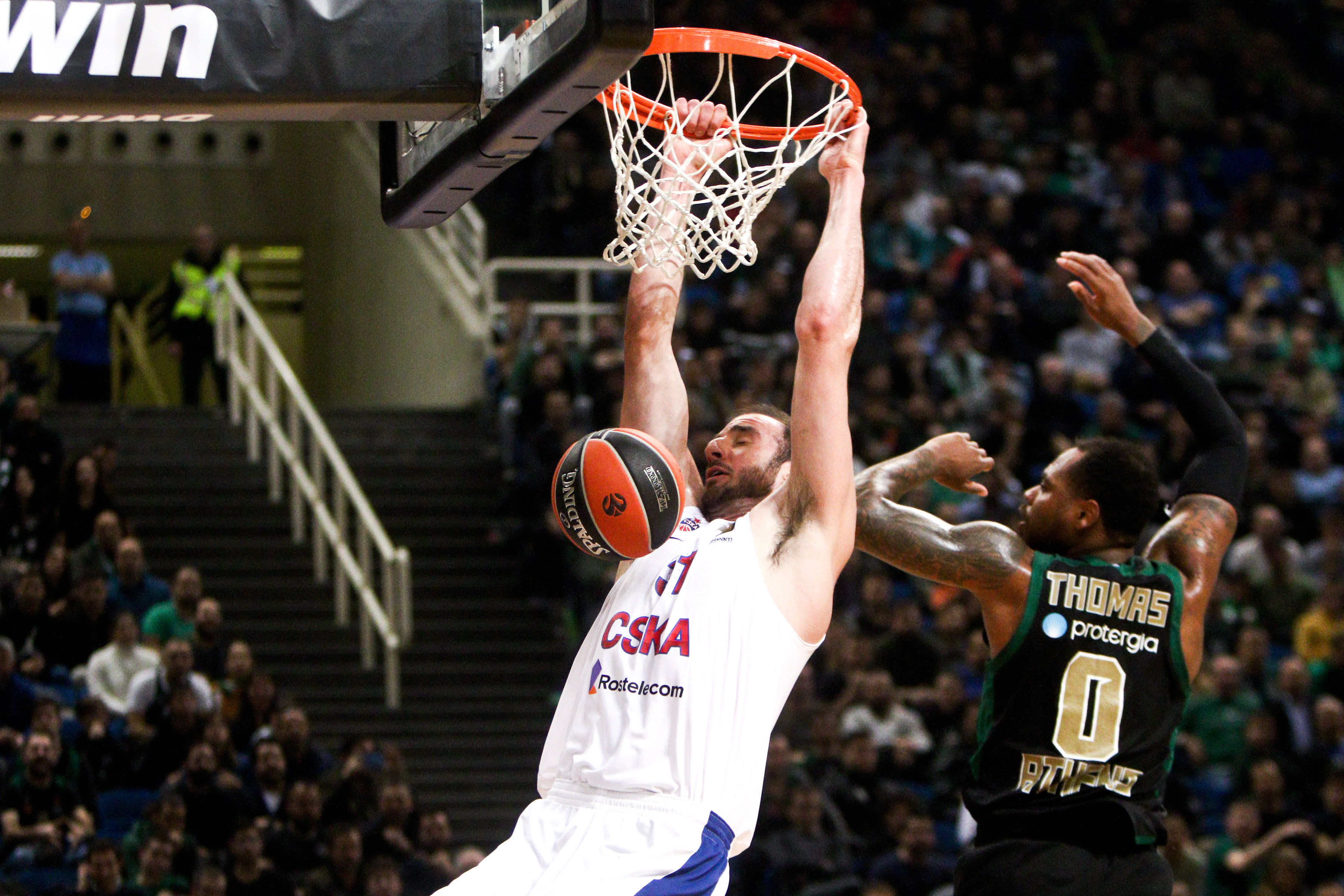 epa08273041 Panathinaikos' Deshaun Thomas (R) in action with CSKA's Kostas Koufos (L) during the Euroleague Basketball match between Panathinaikos? and CSKA Moscow held at OAKA in Athens, Greece, 05 March 2020.  EPA-EFE/GEORGIA PANAGOPOULOU
