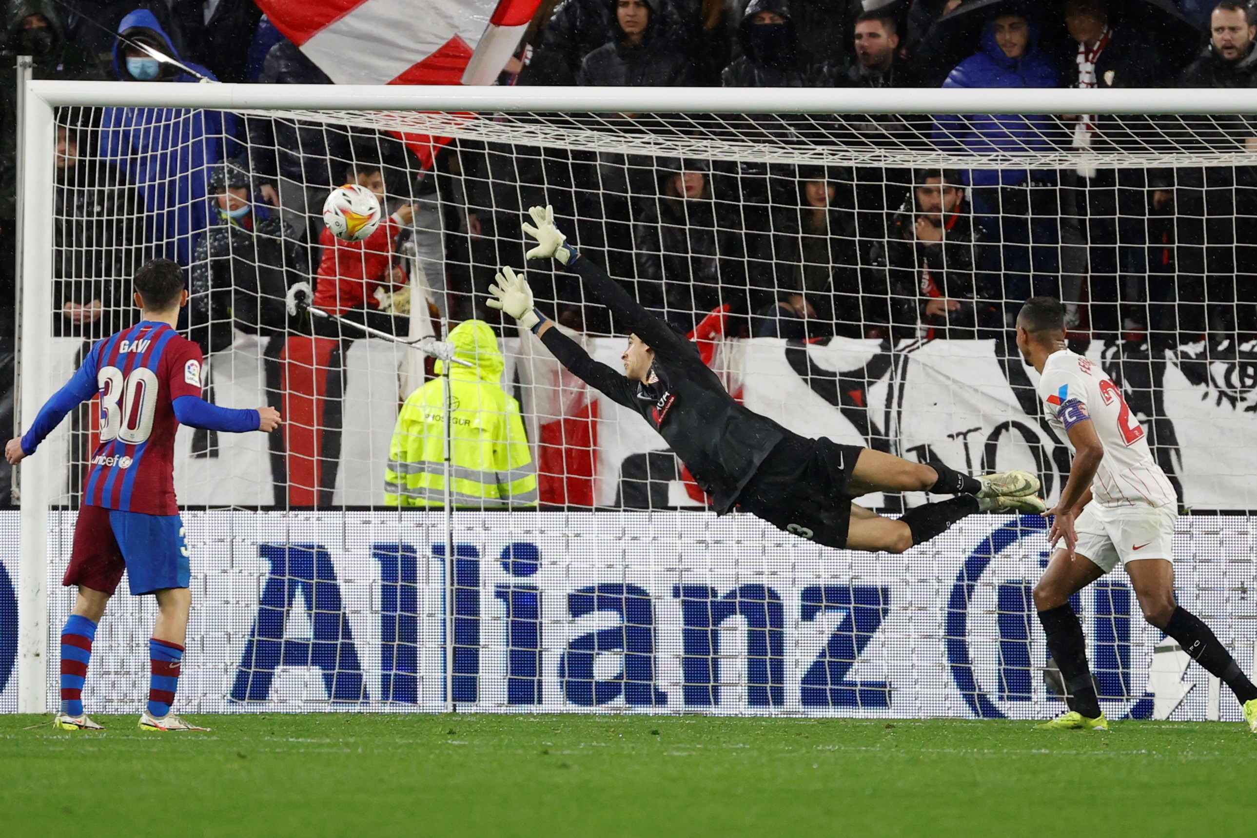 epa09653180 Sevilla's goalkeeper Bono (C) in action during the Spanish LaLiga soccer match between Sevilla FC and FC Barcelona held at Sanchez Pizjuan Stadium, in Seville, southern Spain, 21 December 2021.  EPA-EFE/Julio Munoz