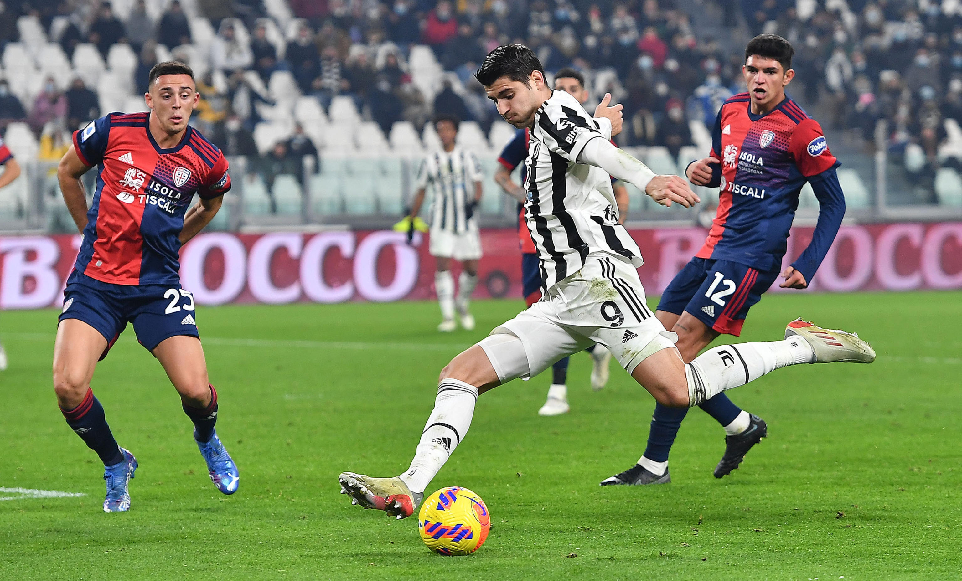 epa09653168 Juventus? Alvaro Morata (C) in action during the Italian Serie A soccer match Juventus FC vs Cagliari Calcio at the Allianz Stadium in Turin, Italy, 21 December 2021.  EPA-EFE/ALESSANDRO DI MARCO