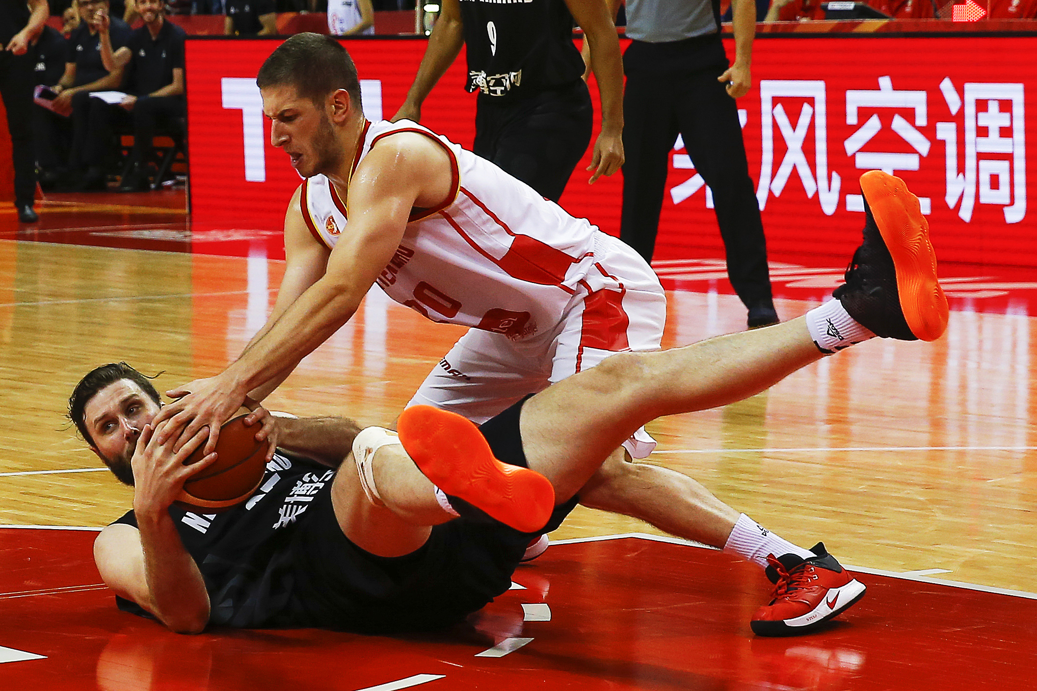 epa07814281 Alex Pledger (L) of New Zealand in action against Nikola Ivanovic (R) of Montenegro during the FIBA Basketball World Cup 2019 group F match between Montenegro and New Zealand in Nanjing, China, 03 September 2019.  EPA-EFE/FAZRY ISMAIL