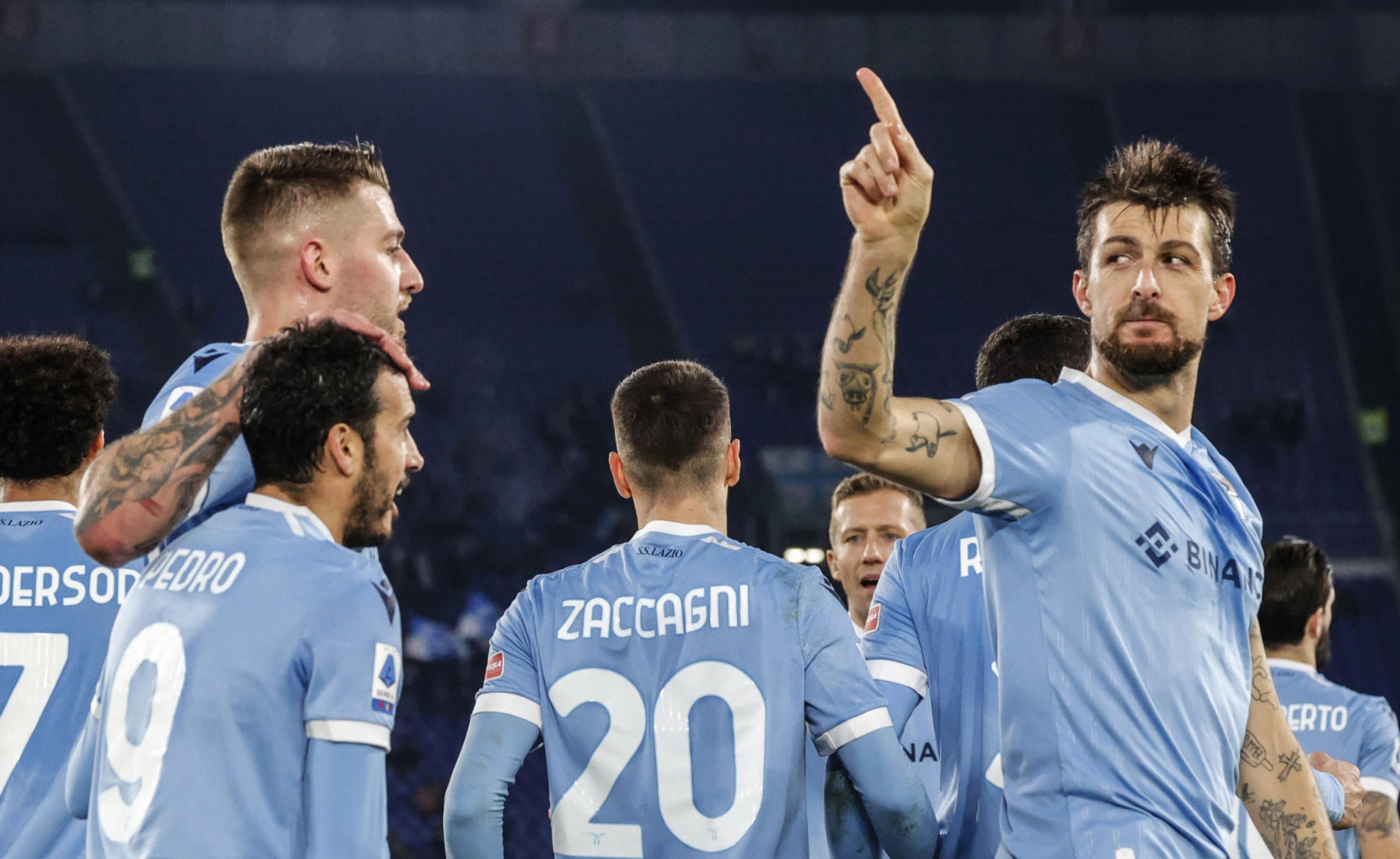epa09647370 Lazio's Francesco Acerbi (R) celebrates after scoring the 2-0 lead during the Italian Serie A soccer match between SS Lazio vs ACF Fiorentina at the Olimpico stadium in Rome, Italy, 27 October 2021.  EPA-EFE/GIUSEPPE LAMI