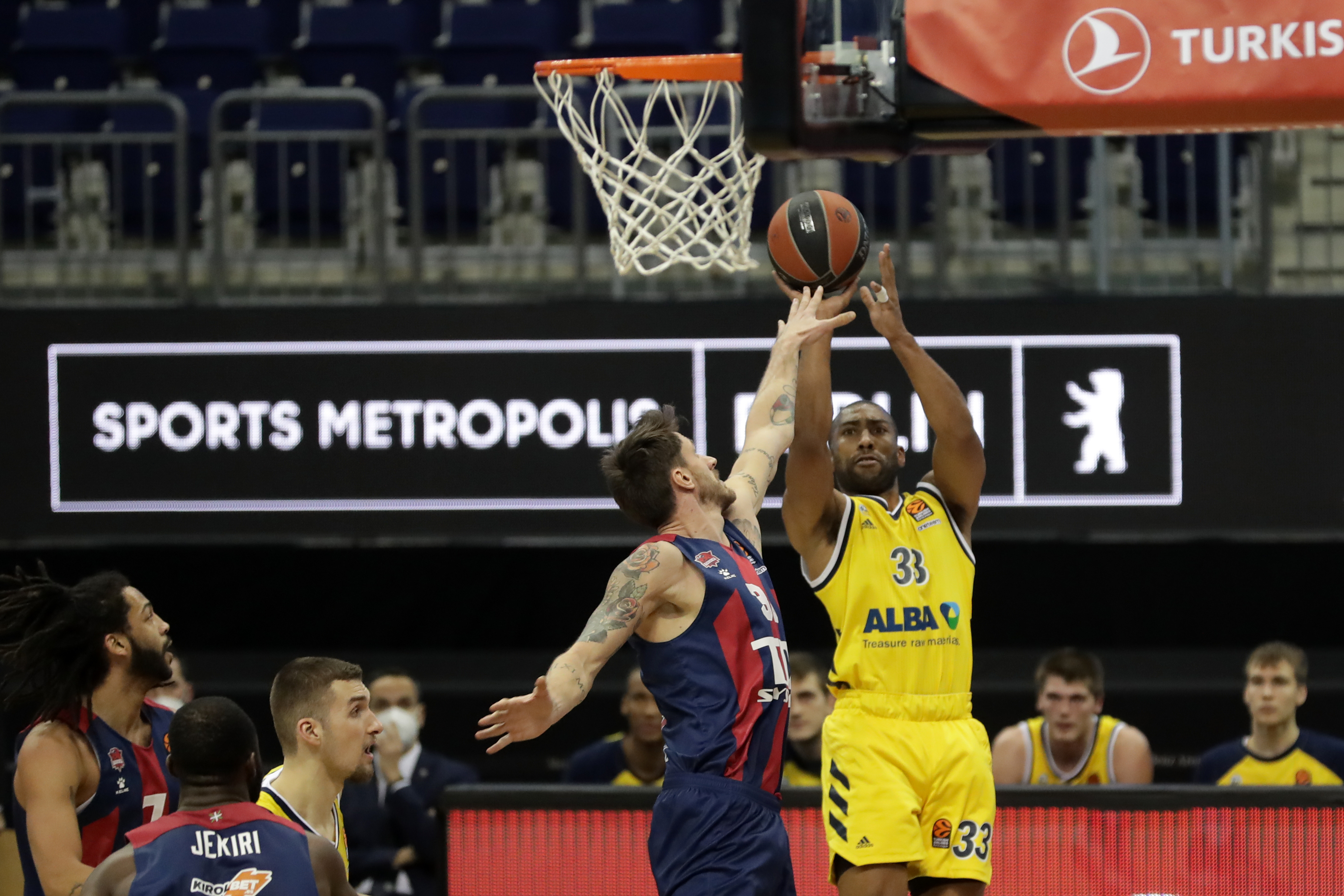 epa08920856 Alba Berlin's Jayson Granger (R) in action during the Euroleague basketball match between Alba Berlin and TD Systems Baskonia Vitoria-Gasteiz in Berlin, Germany, 05 January 2021.  EPA-EFE/HAYOUNG JEON