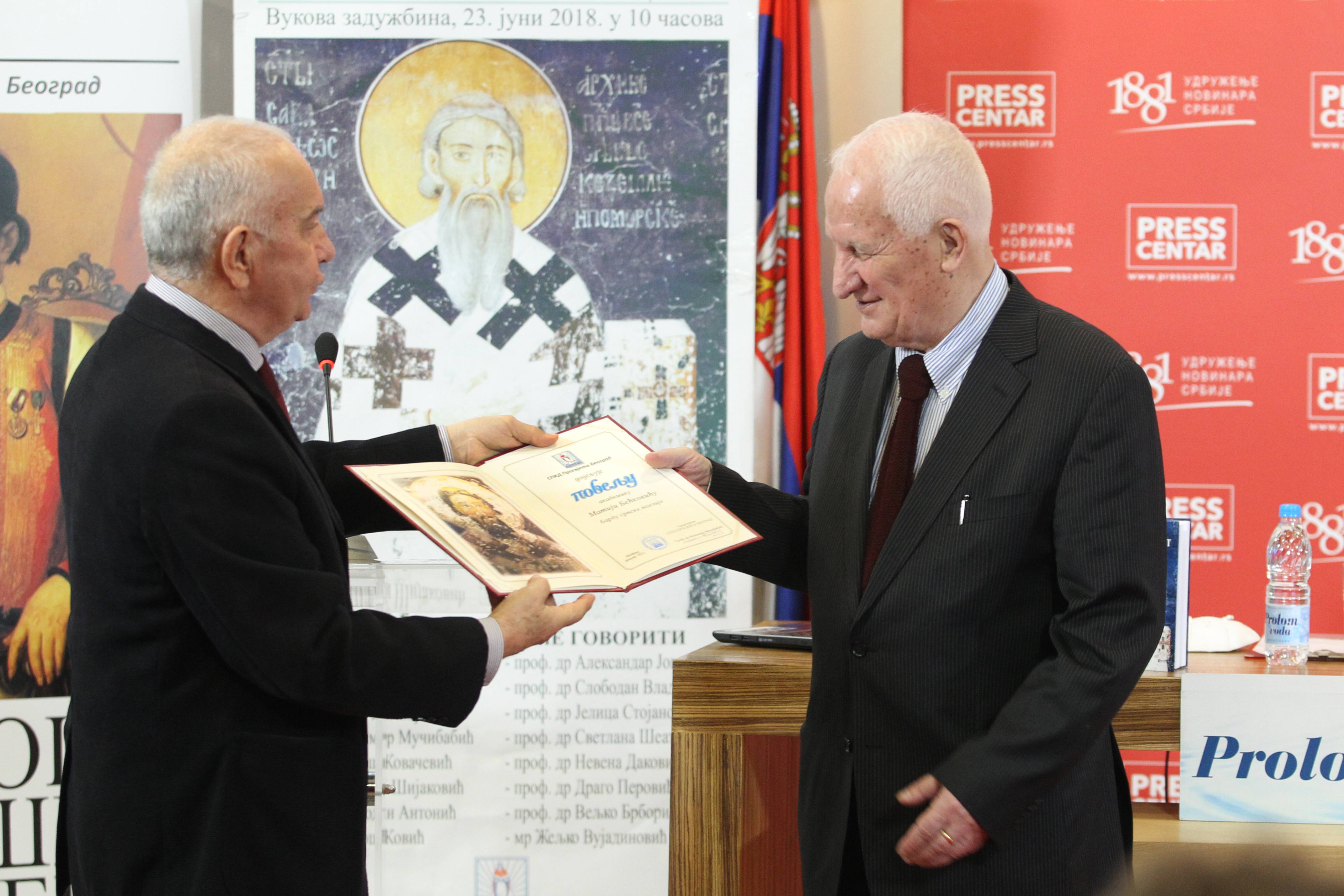 Beograd, 29.01.2021. - Svetosavska Povelja Srpskog prosvetnog i kulturnog drustva "Prosveta - Beograd" urucena je akademiku Matiji Beckovicu, danas u Pres centru UNS-a u Beogradu. Povelju je urucio Milimir Mucibabic (L). (BETAPHOTO/MILAN OBRADOVIC/DS)