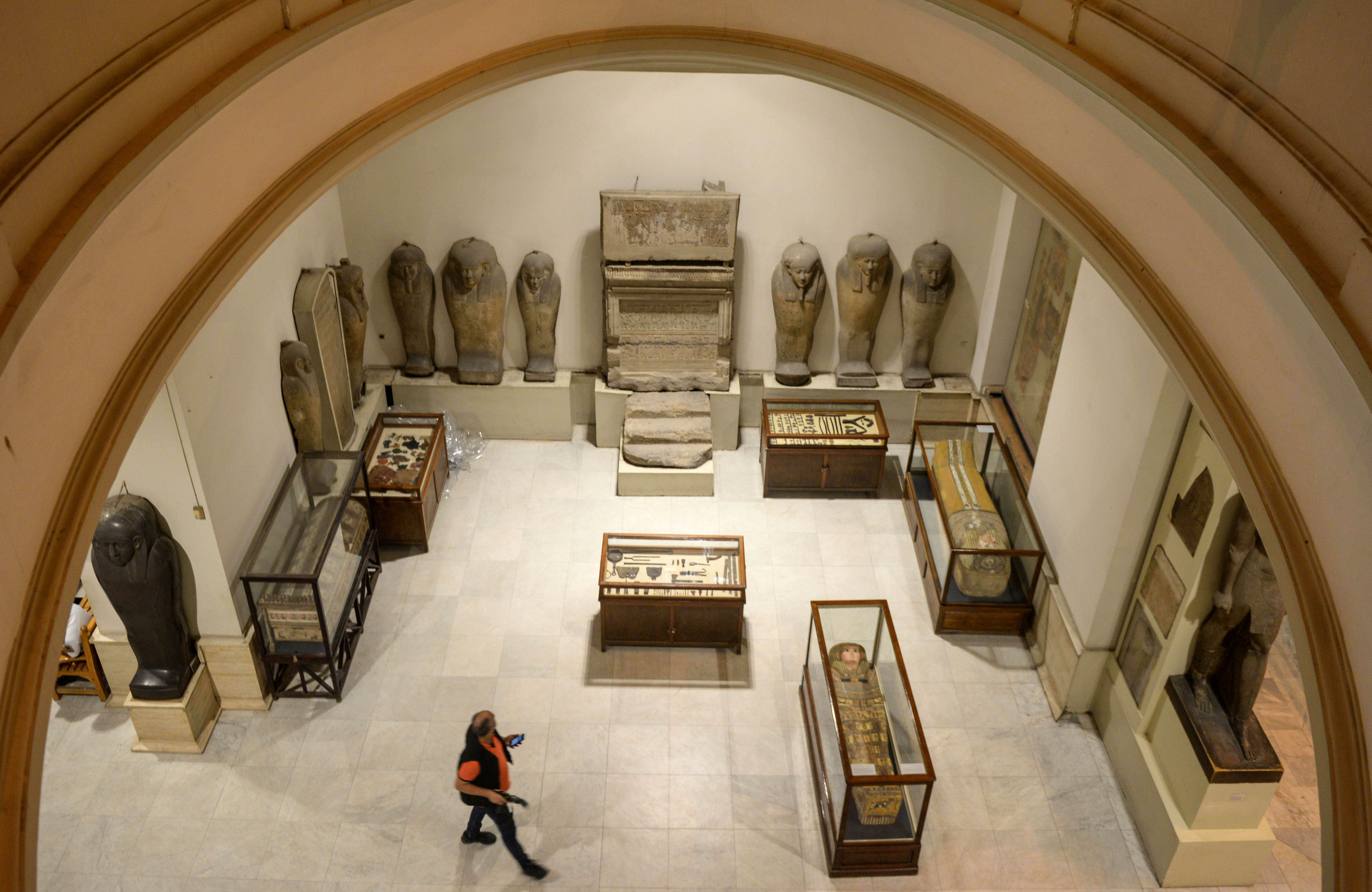 epa05635723 Ancient artefacts and statues on display for an exhibition to celebrate the 114th anniversary of the Egyptian Museum in Cairo, Egypt, 17 November 2016.  EPA/MOHAMED HOSSAM
