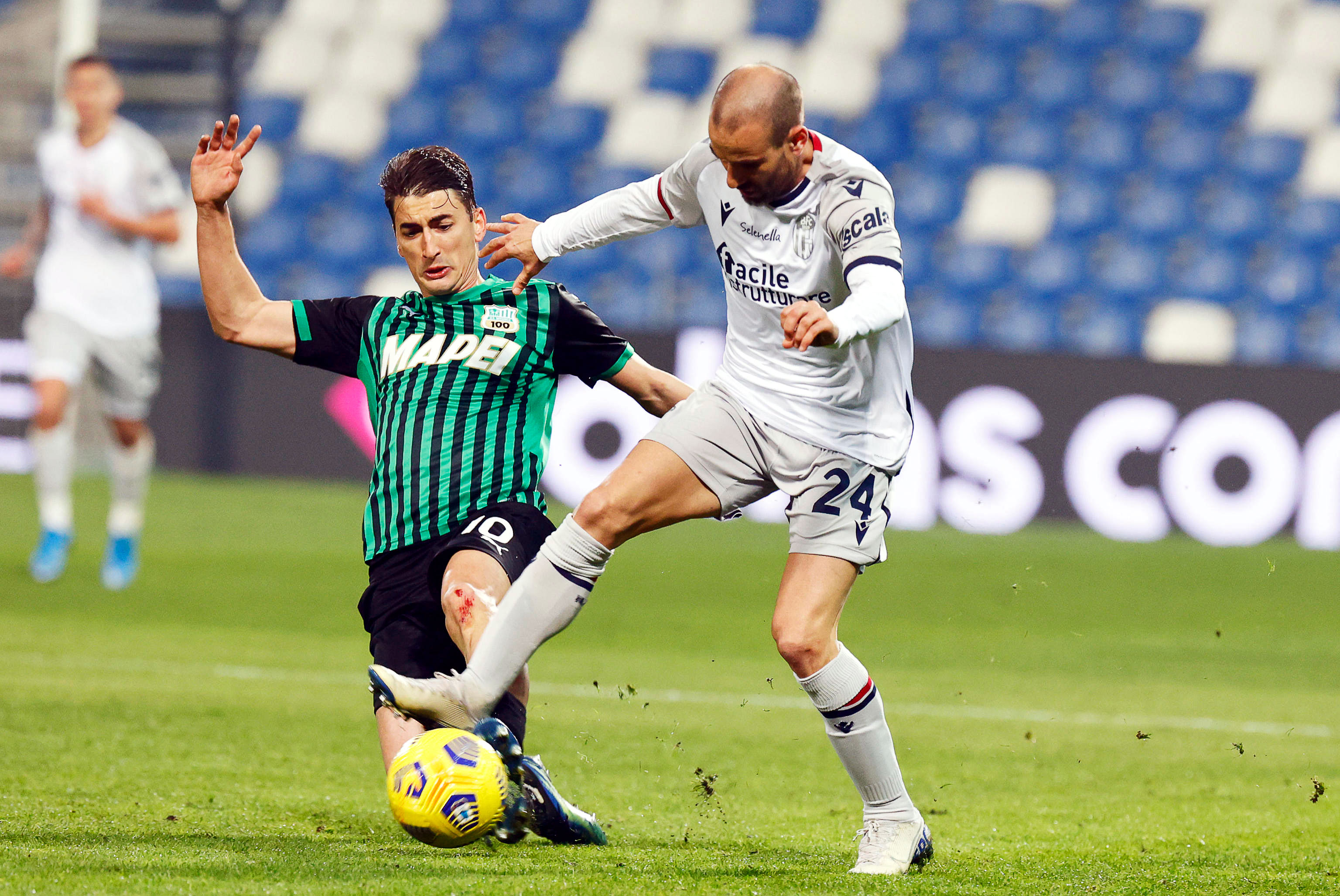 epa09026886 Sassuolo's Filip Djuricic (L) and Bologna's Rodrigo Palacio (L) in action during the Italian Serie A soccer match between US Sassuolo Calcio and Bologna FC in Reggio Emilia, Italy, 20 February 2021.  EPA-EFE/SERENA CAMPANINI