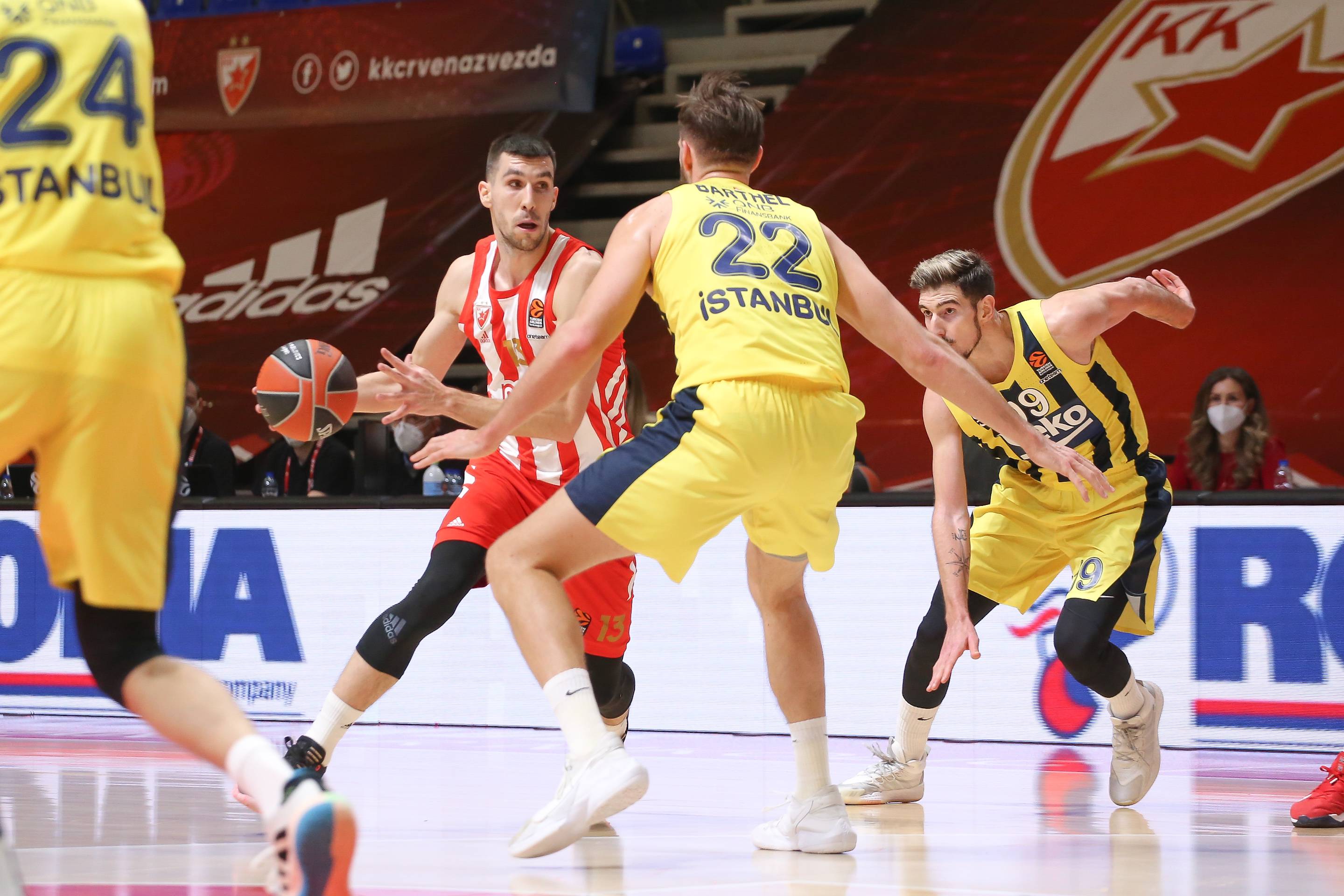 Beograd, 7.01.2021. - Kosarkasi Crvene zvezde i Fenerbahcea u akciji tokom utakmice 18. kola Evrolige, veceras u hali "Aleksandar Nikolic" u Beogradu. (BETAPHOTO/KK CRVENA ZVEZDA mts/DS)