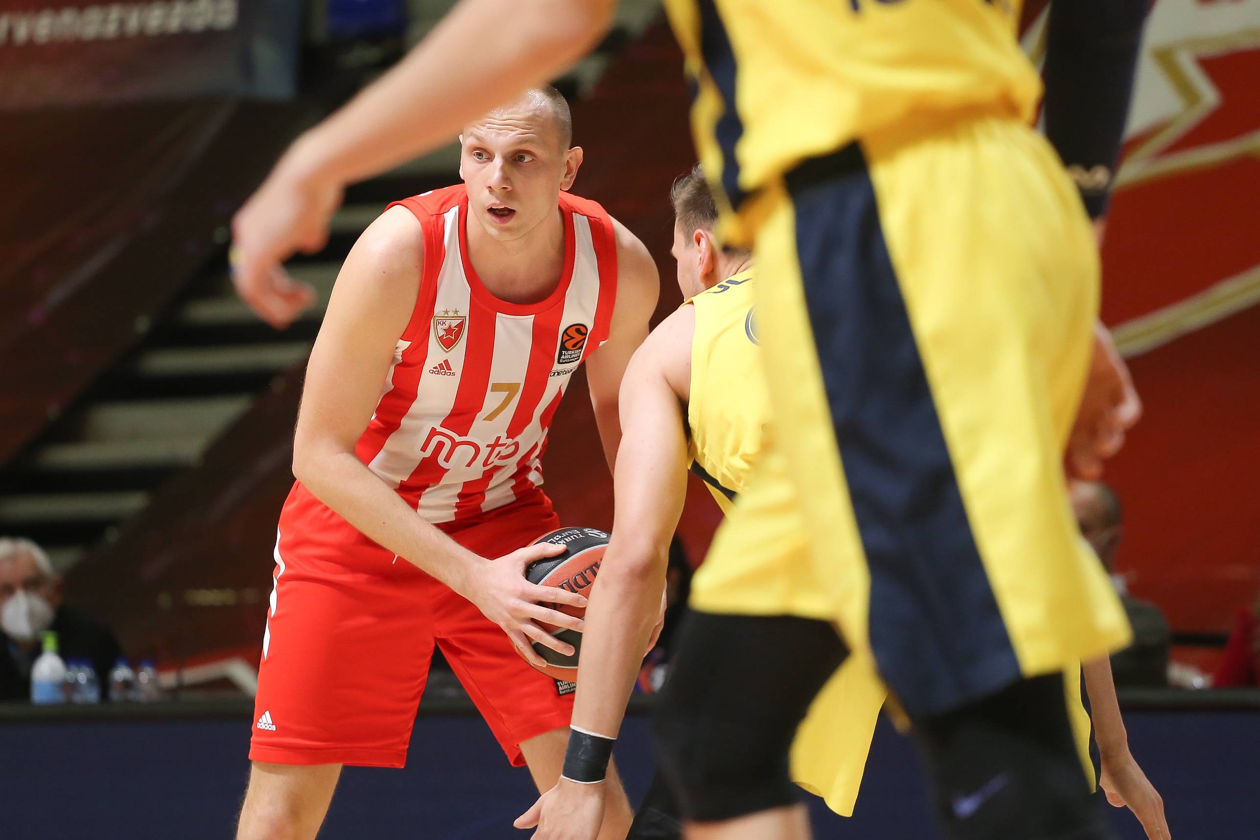 Beograd, 7.01.2021. - Kosarkasi Crvene zvezde i Fenerbahcea u akciji tokom utakmice 18. kola Evrolige, veceras u hali "Aleksandar Nikolic" u Beogradu. (BETAPHOTO/KK CRVENA ZVEZDA mts/DS)