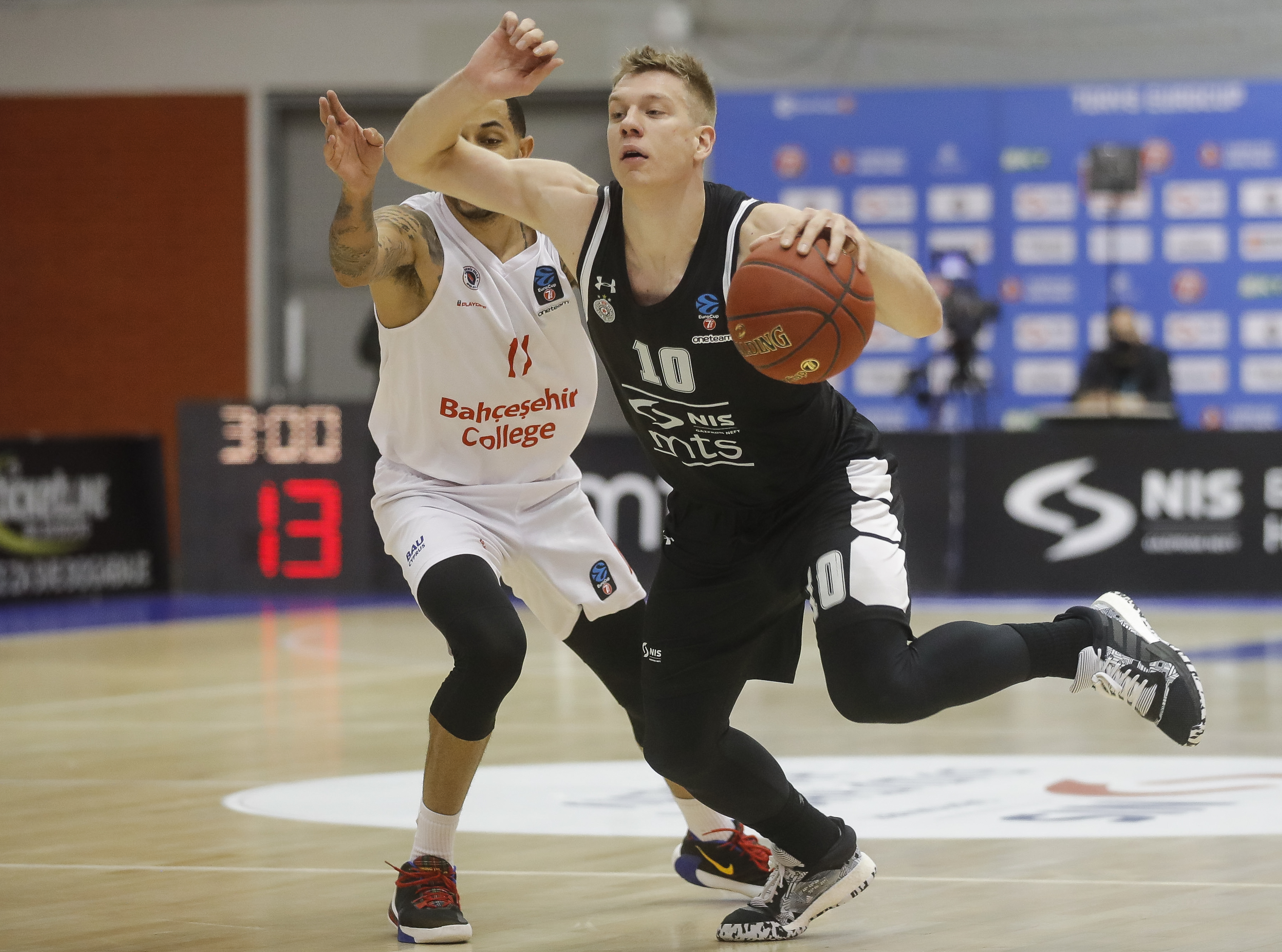 Kosarka EuroCup season 2020/2021
Partizan v Bahcesehir Koleji Istanbul
Ognjen Jaramaz (R) and Erick Green
Beograd, 09.12.2020.
foto: Miroslav Todorovic/Starsportphoto ©