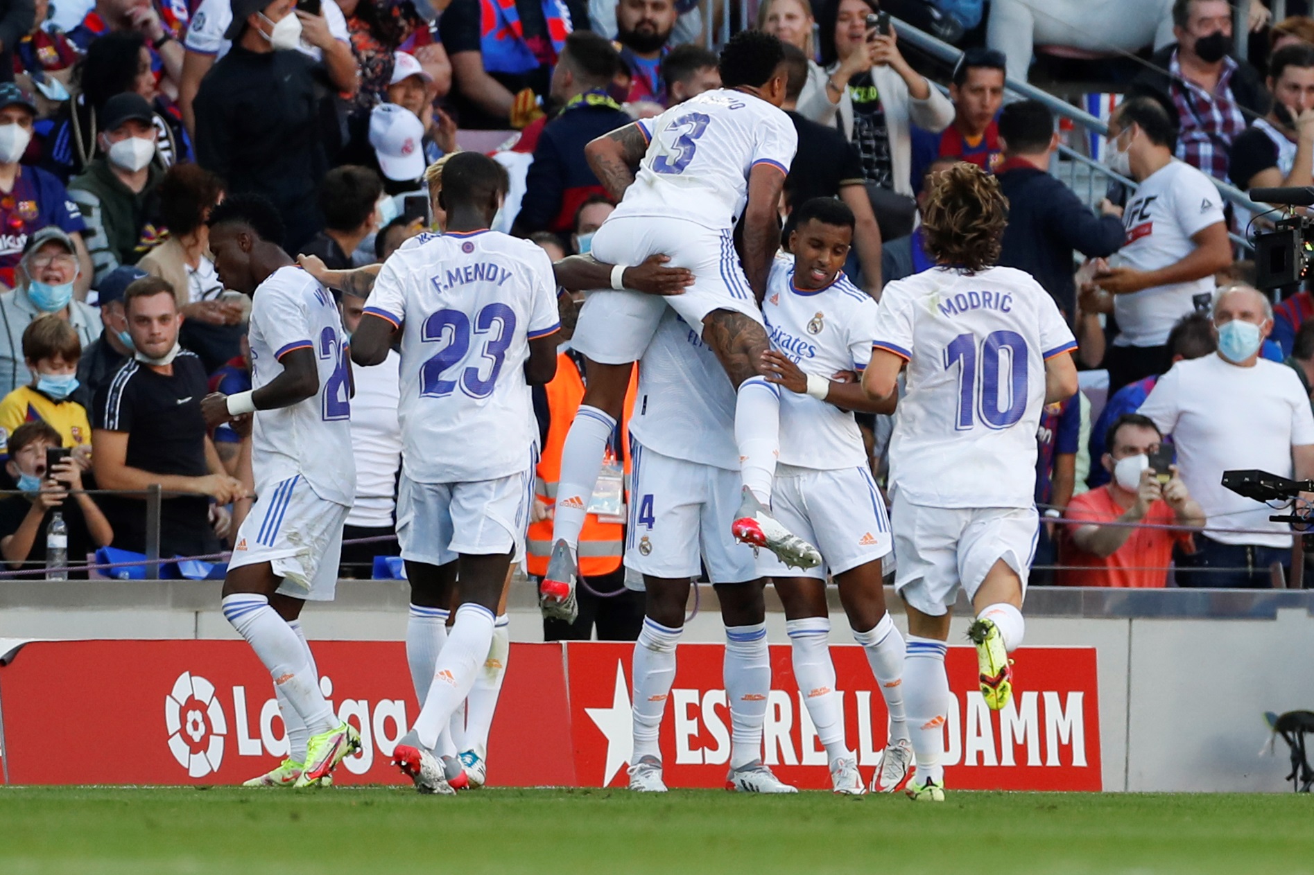 epa09543580 Real Madrid's players celebrate the 0-1 during the Spanish LaLiga soccer match between FC Barcelona and Real Madrid at Camp Nou stadium in Barcelona, Catalonia, Spain, 24 October 2021.  EPA-EFE/Alberto Estevez