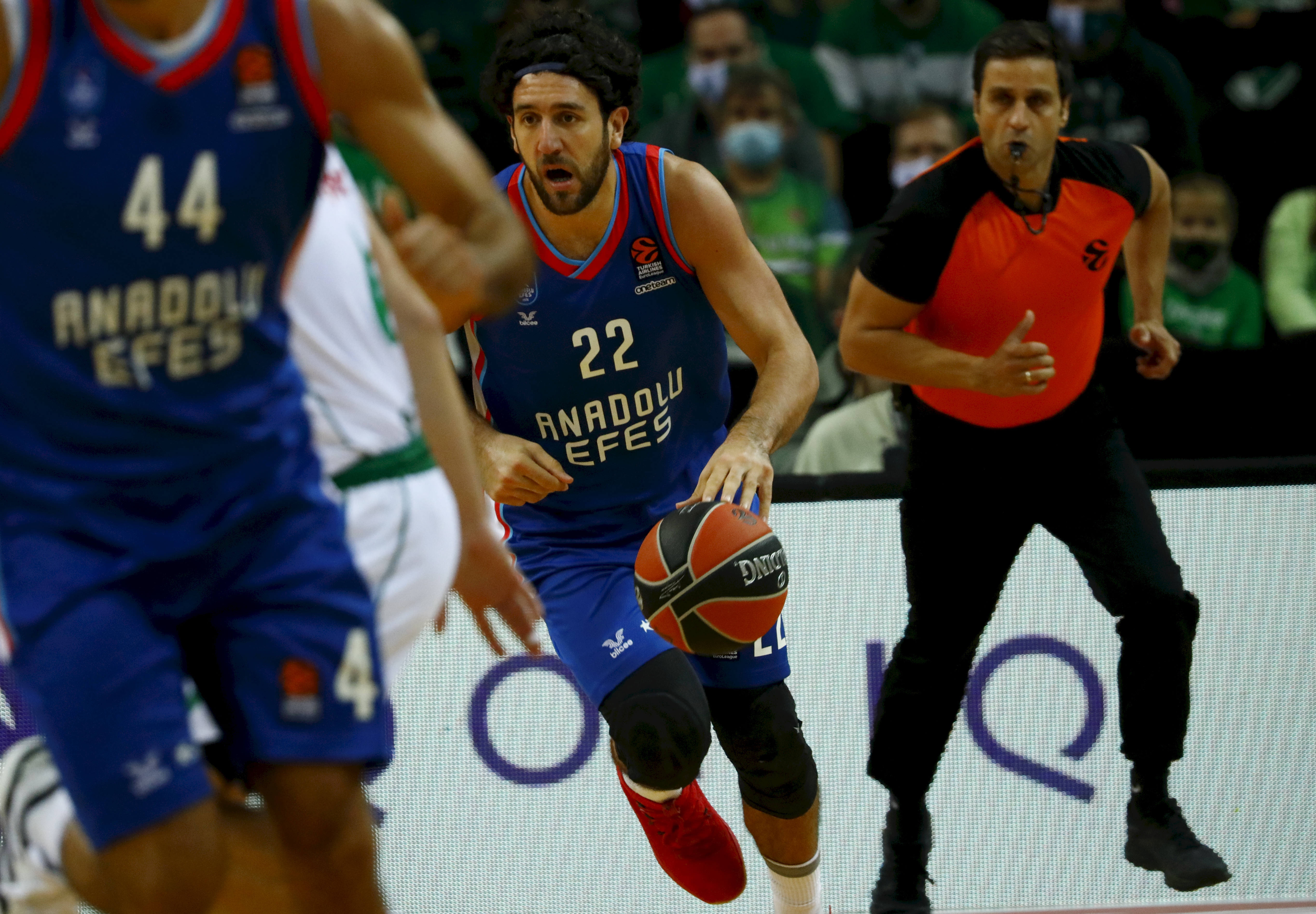 epa08748686 Vasilije Micic of Anadolu Efes in action during the Euroleague basketball match between Zalgiris Kaunas and Anadolu Efes at Zalgiris Arena in Kaunas, Lithuania, 15 October 2020.  EPA-EFE/TOMS KALNINS