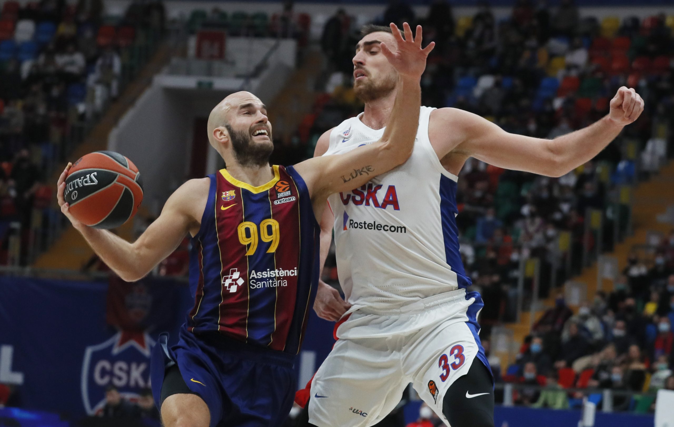 epa08939809 Nikola Milutinov (R) of CSKA Moscow in action against Nick Calathes (L) of FC Barcelona  during the Euroleague basketball match between CSKA Moscow and FC Barcelona in Moscow, Russia, 15 January 2021.  EPA-EFE/SERGEI ILNITSKY