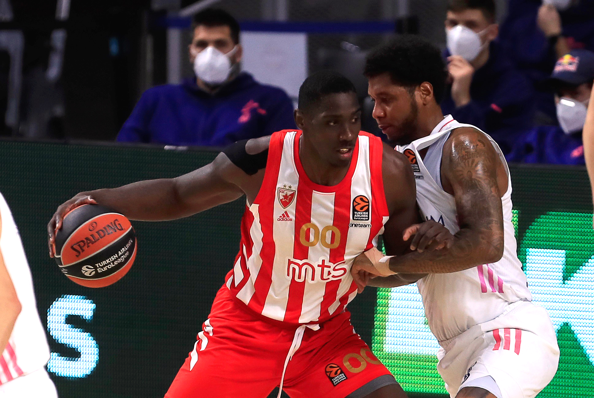 epa08946970 Real Madrid's Trey Thompkins (R) in action against Red Star's Johnny O'Bryant (L) during the Euroleague basketball match between Real Madrid and Red Star Belgrade in Madrid, Spain, 18 January 2021.  EPA-EFE/Fernando Alvarado