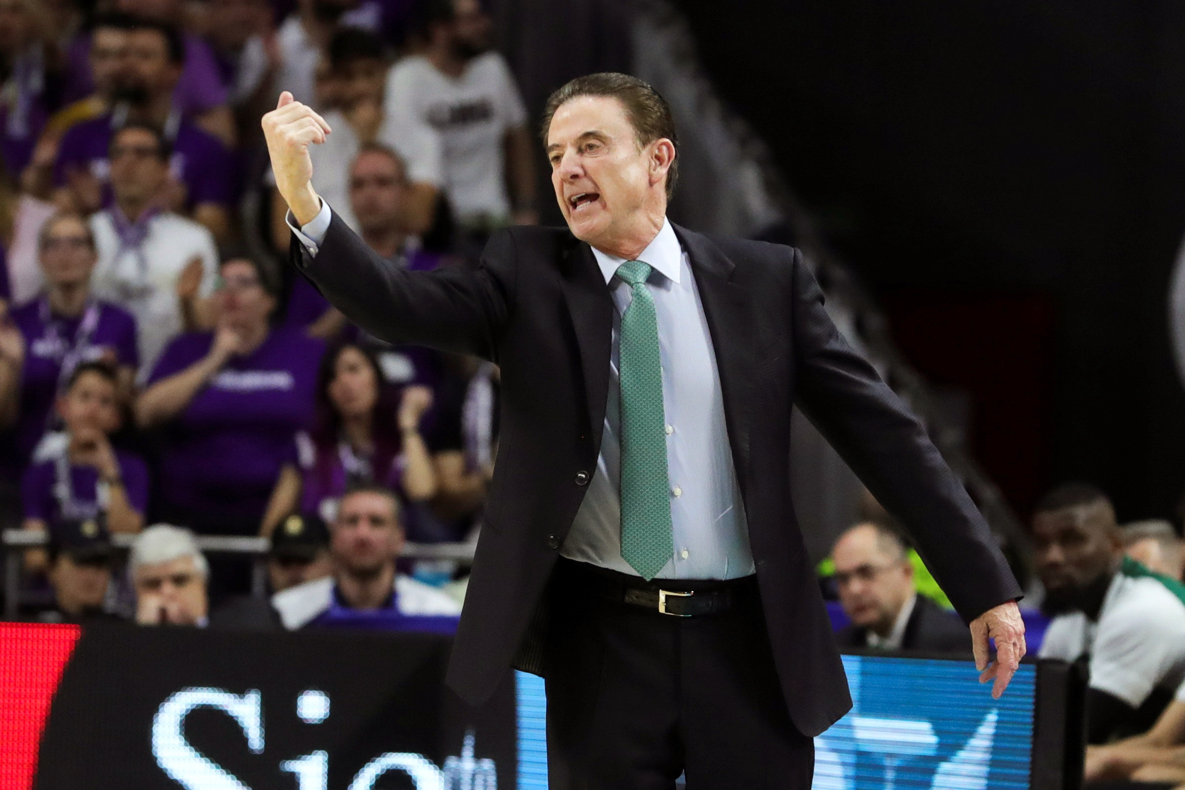 epa08245079 Panathinaikos' head coach Rick Pitino reacts during a Euroleague basketball match between Real Madrid and Panathinaikos at Wizink Center in Madrid, Spain, 24 February 2020.  EPA-EFE/JUANJO MARTIN