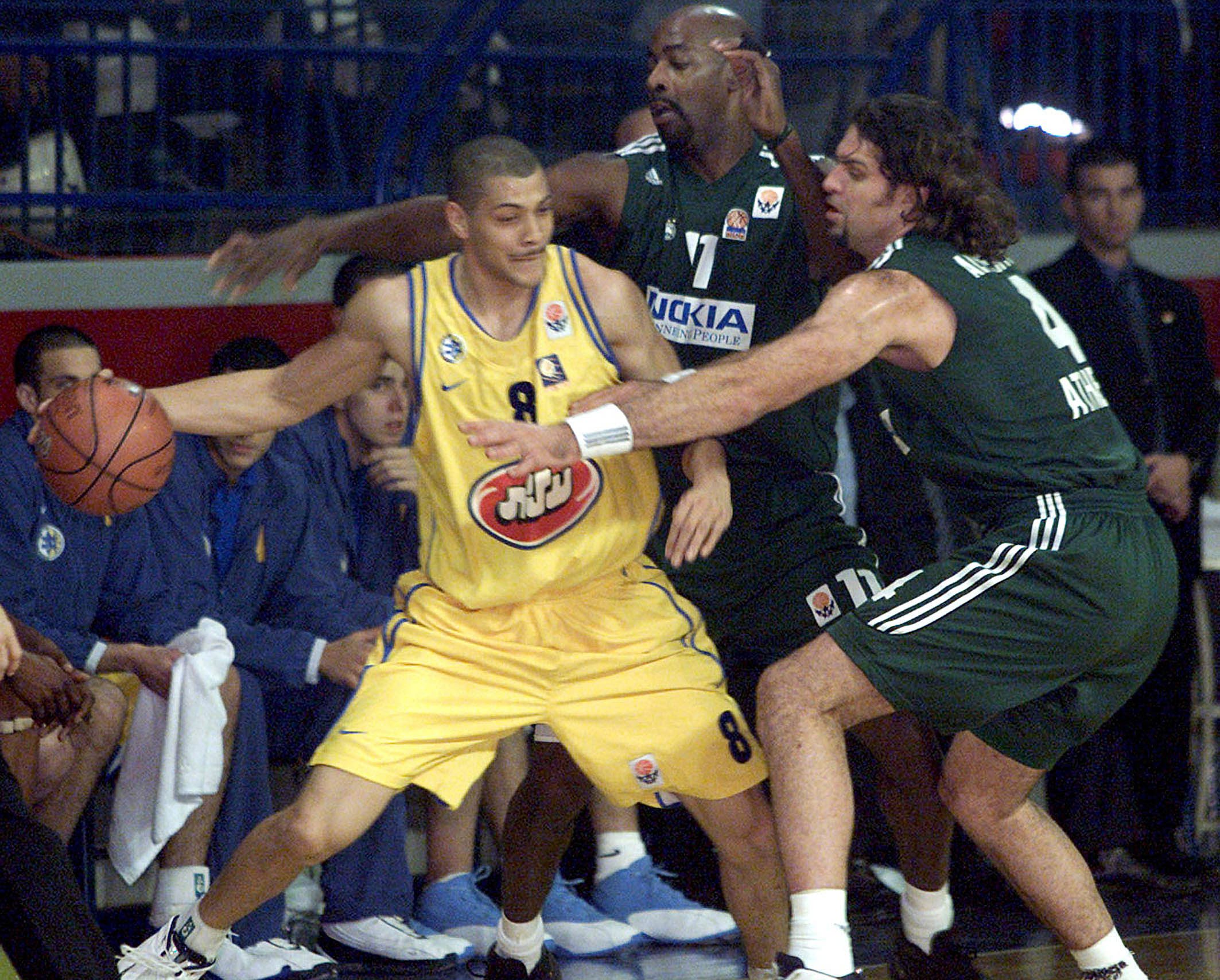 Panathinaikos Athens' Frangiskos Alvertis (R) and Middleton (C) try to stop Maccabi Tel Aviv's US player Anthony Parker during a group B Euroleague basketball match in Athens, Thursday, 22January 2004.  EPA/ANA/SPORTIDEA GREECE OUT