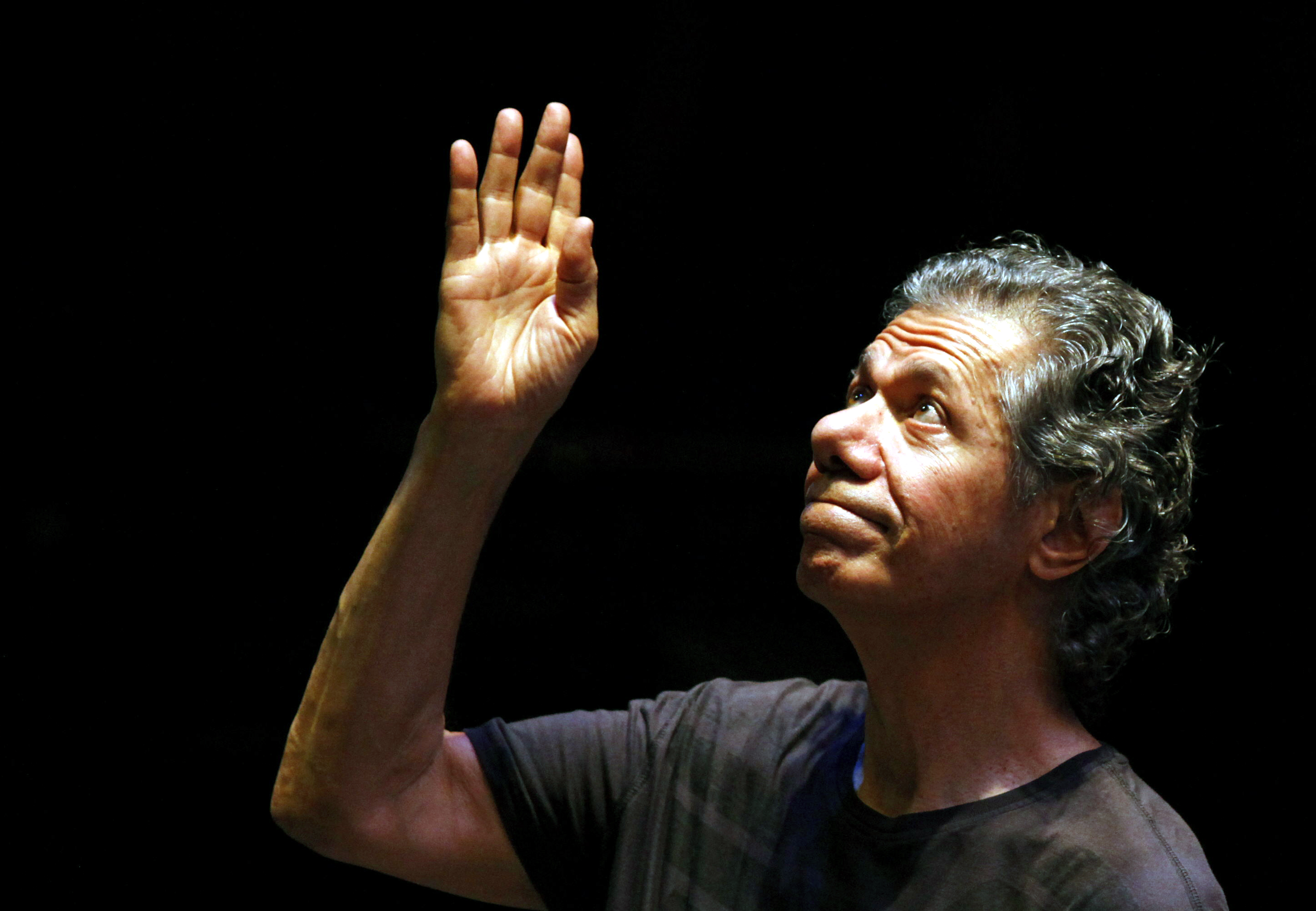 epa04399854 US musician Chick Corea gestures as he performs with The Vigil band during the 14th edition of Ajazzgo Festival in Cali, Colombia, 13 September 2014.  EPA/CHRISTIAN ESCOBAR MORA