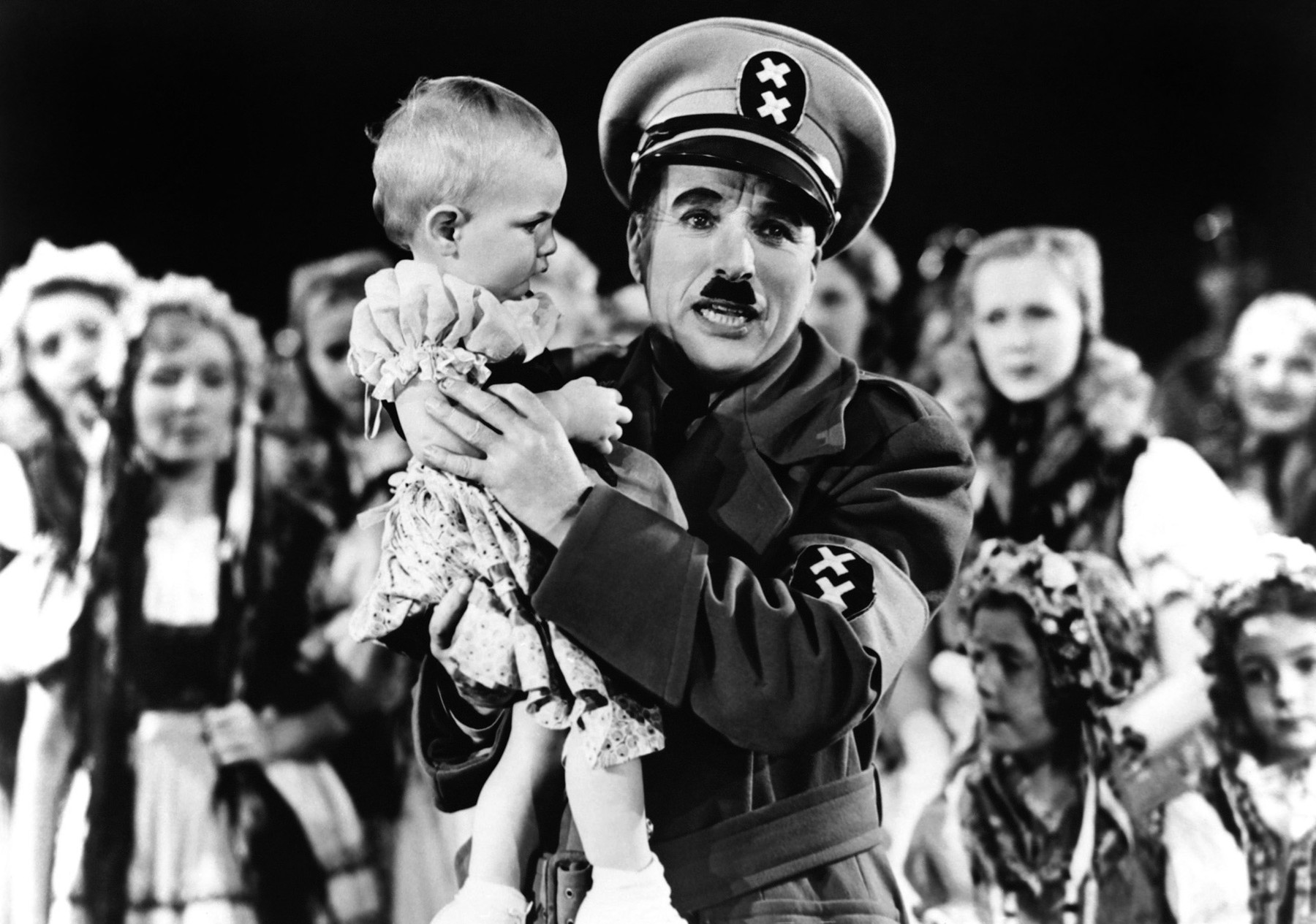 THE GREAT DICTATOR, right: Charlie Chaplin, 1940.,Image: 97904602, License: Rights-managed, Restrictions: For usage credit please use; Courtesy Everett Collection, Model Release: no, Credit line: - / Everett / Profimedia